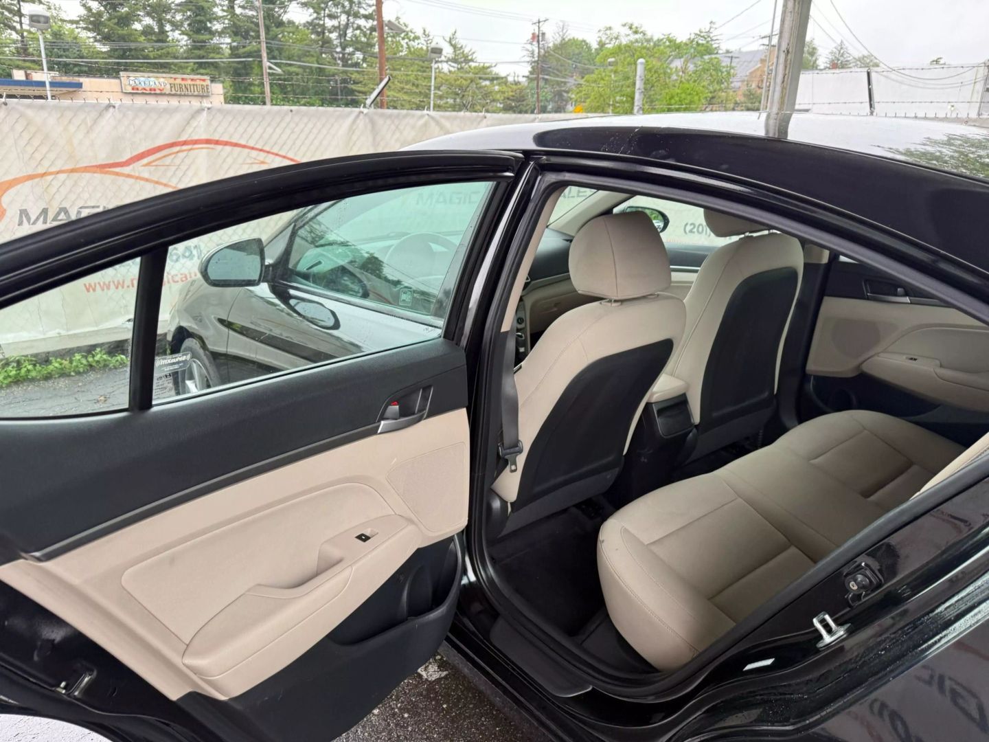 2018 Hyundai Elantra - Image 17