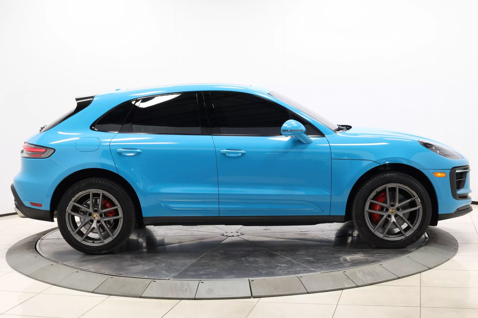 2022 Porsche Macan - Image 60