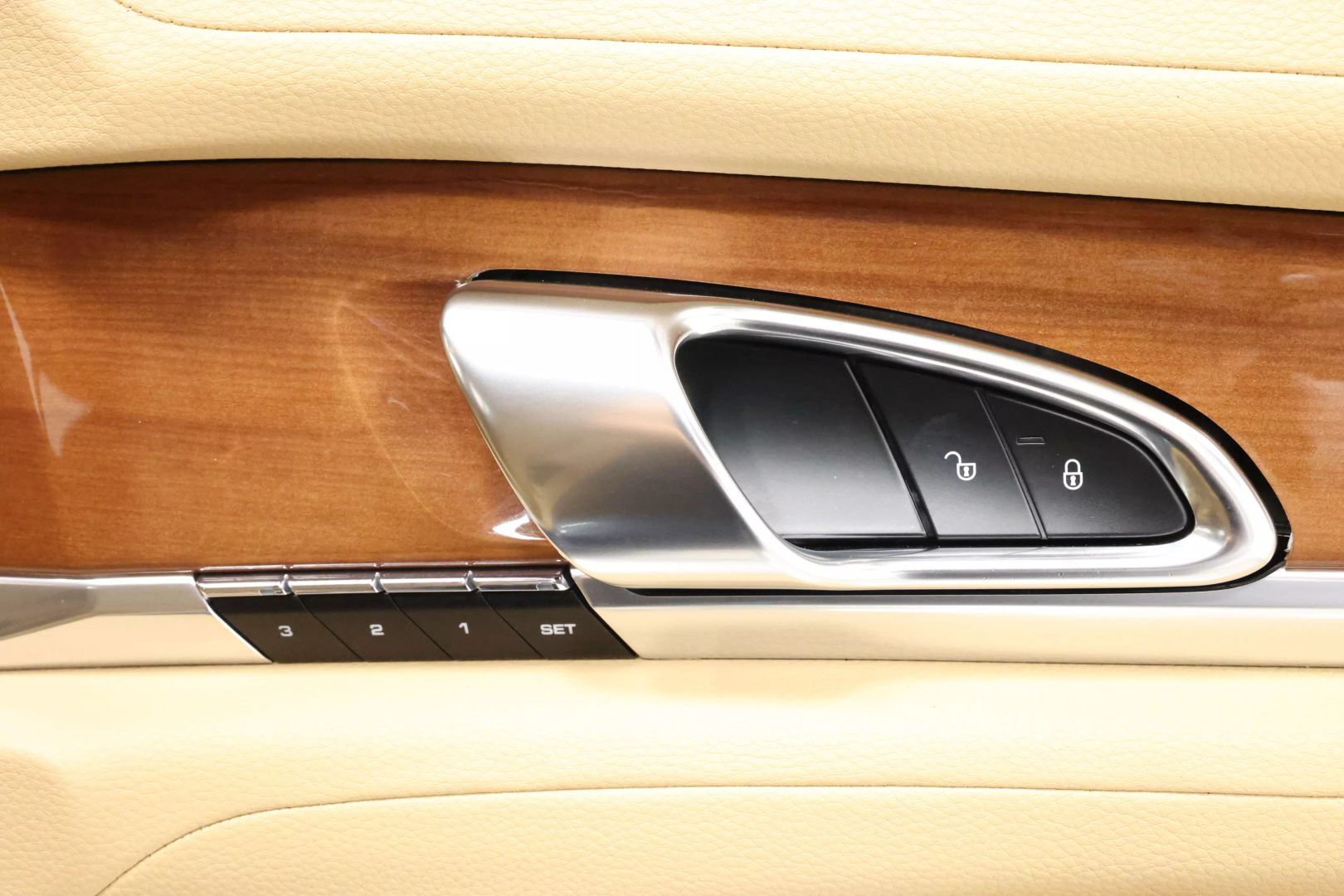 2014 Porsche Panamera - Image 99
