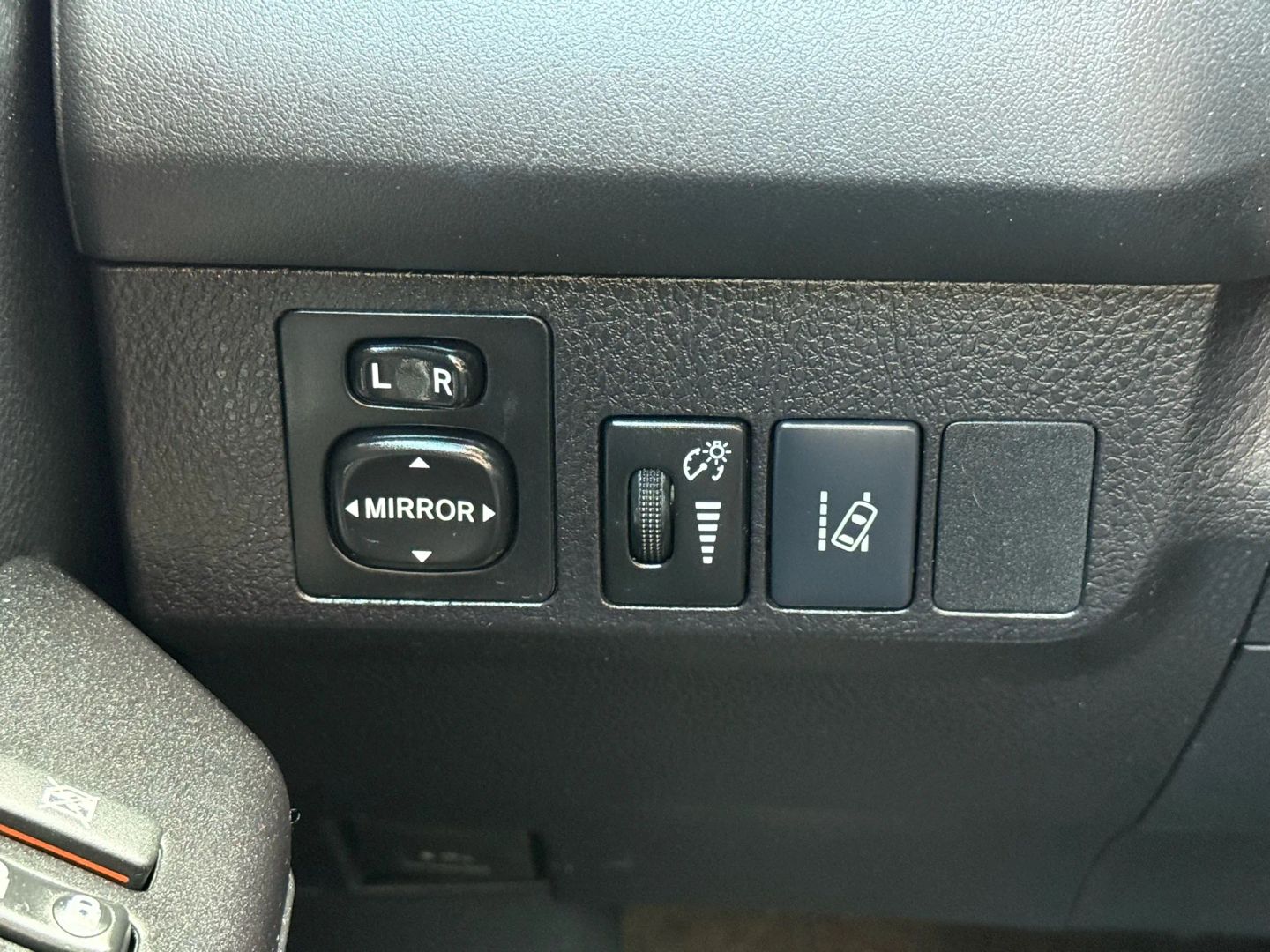 2017 Toyota Rav4 - Image 31