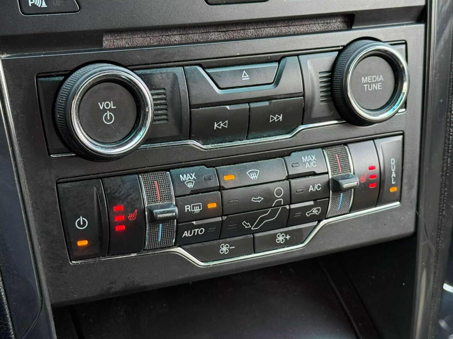 2016 Ford Explorer - Image 40