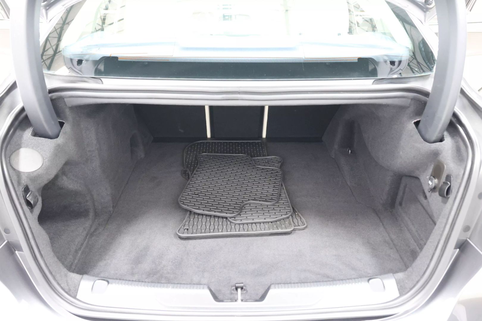 2019 Jaguar Xe - Image 61