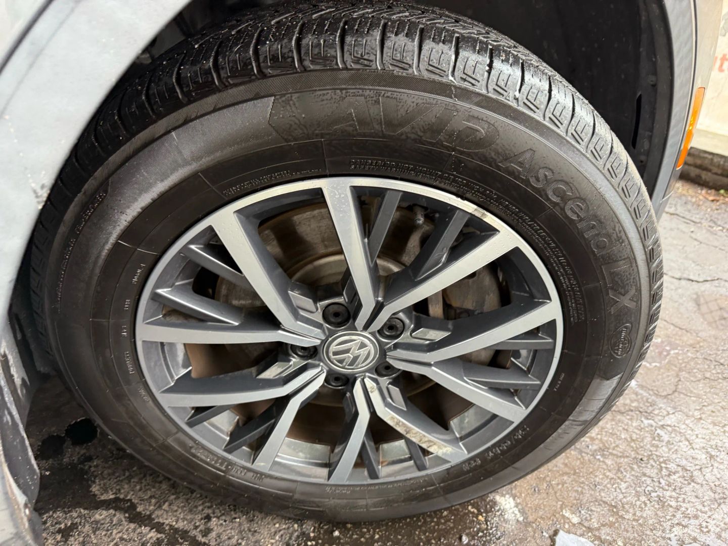 2018 Volkswagen Tiguan - Image 49