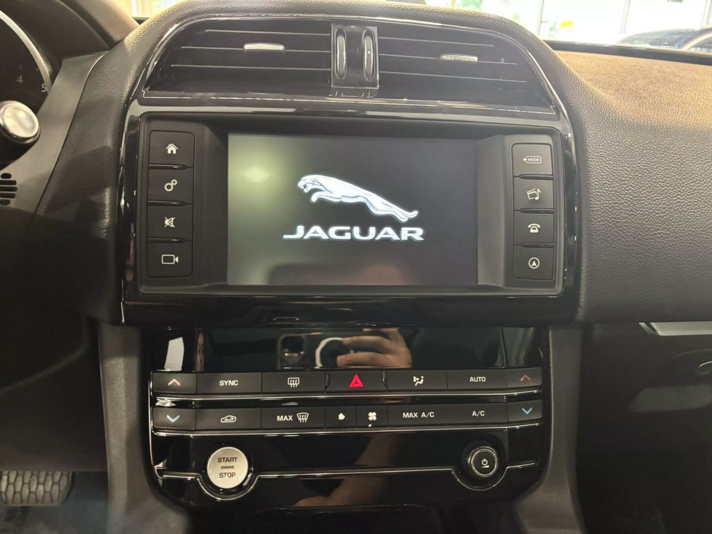 2018 Jaguar F-pace 30t Premium Sport Utility 4d - Image 26