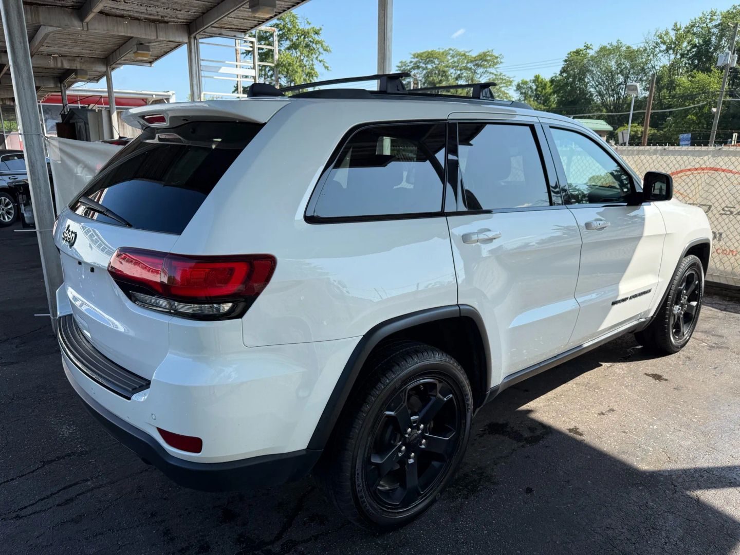 2018 Jeep Grand Cherokee - Image 12