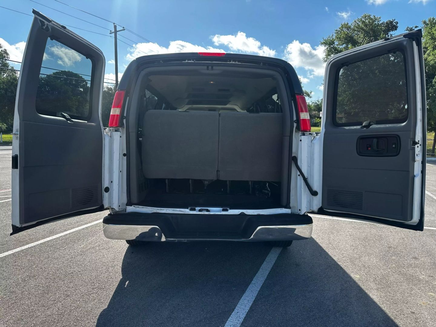 2014 Chevrolet Express 3500 Passenger - Image 12
