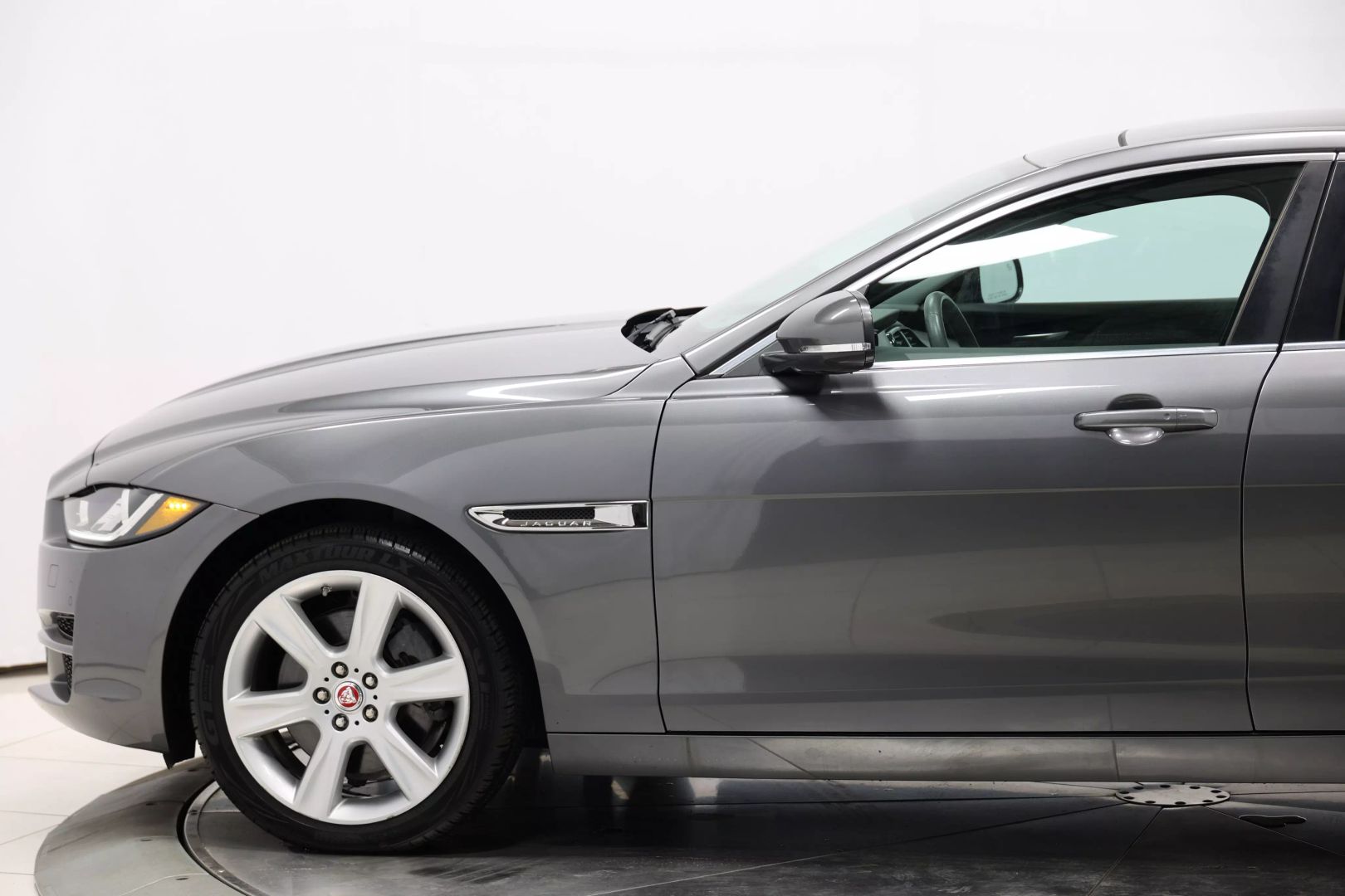 2019 Jaguar Xe - Image 7