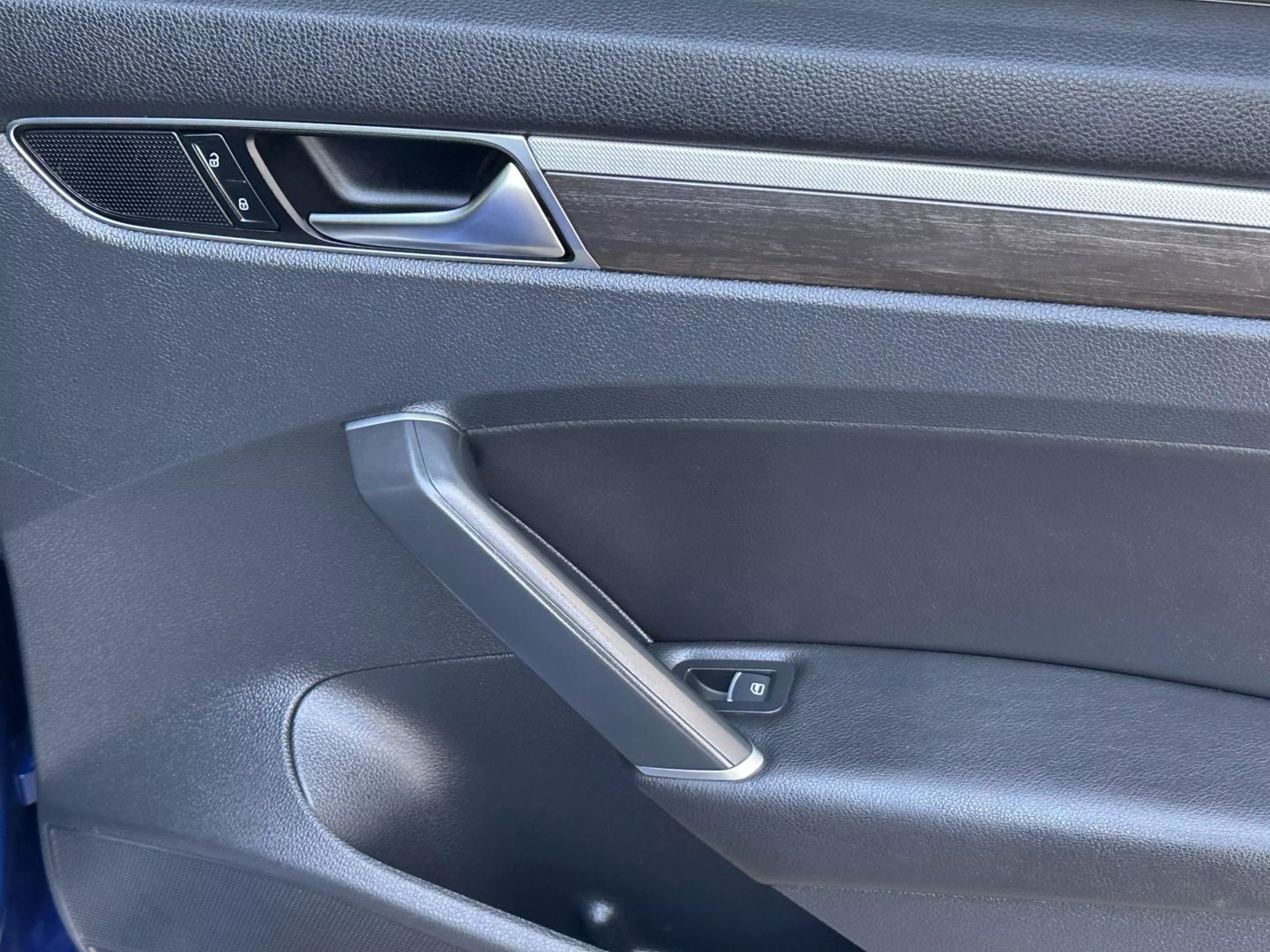 2017 Volkswagen Passat - Image 23