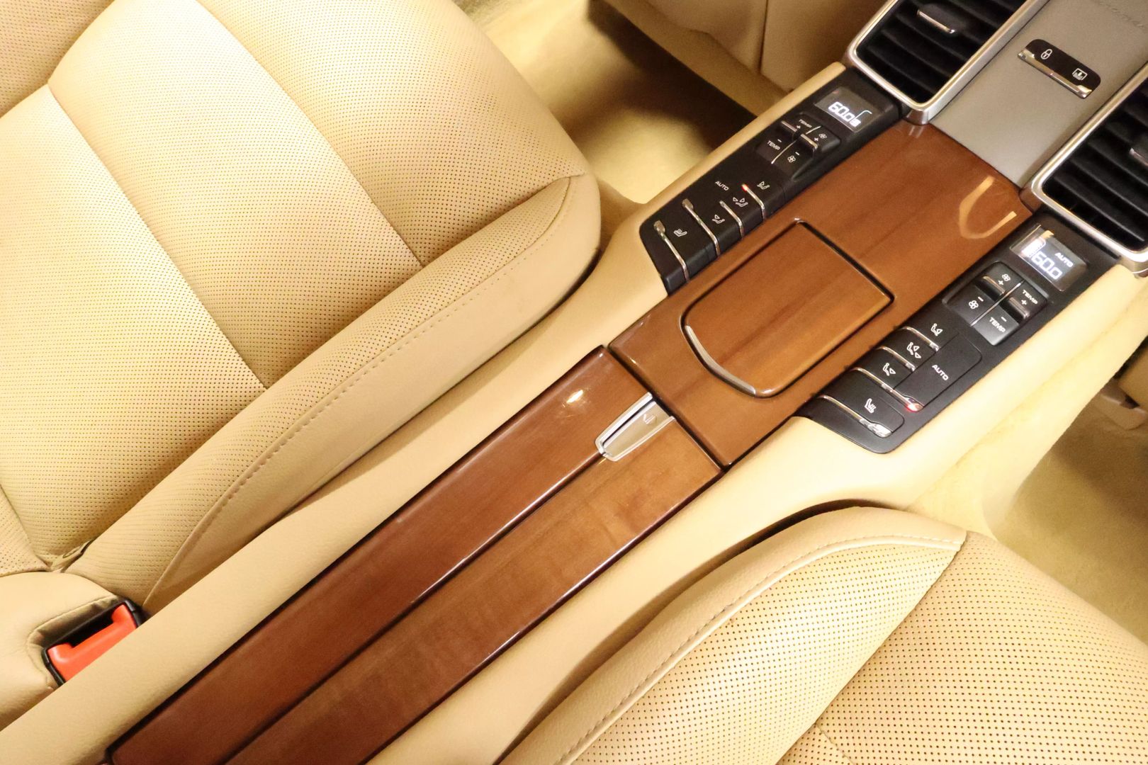 2014 Porsche Panamera - Image 91