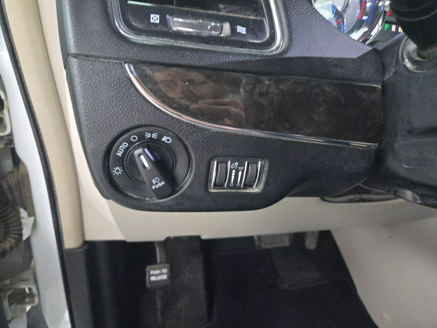 2015 Chrysler Town & Country - Image 18
