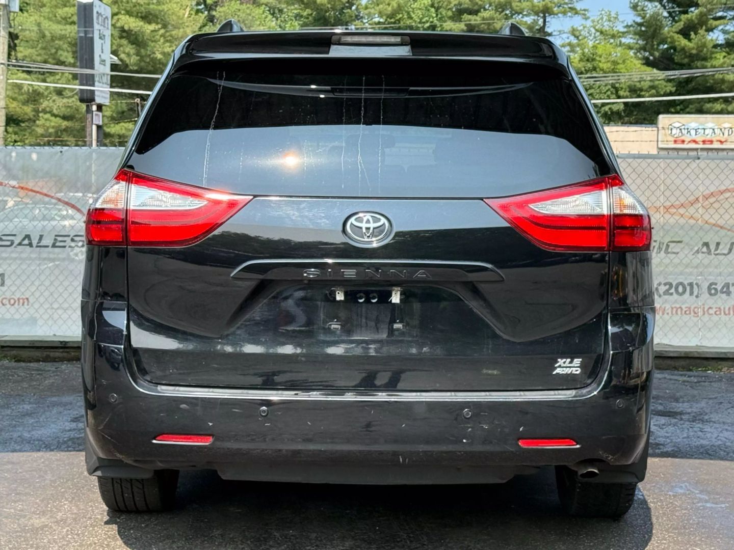 2017 Toyota Sienna - Image 10