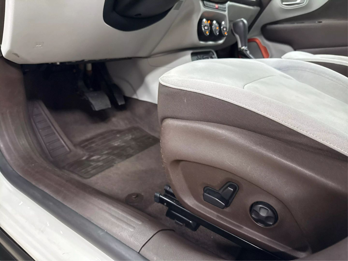 2015 Jeep Renegade - Image 35
