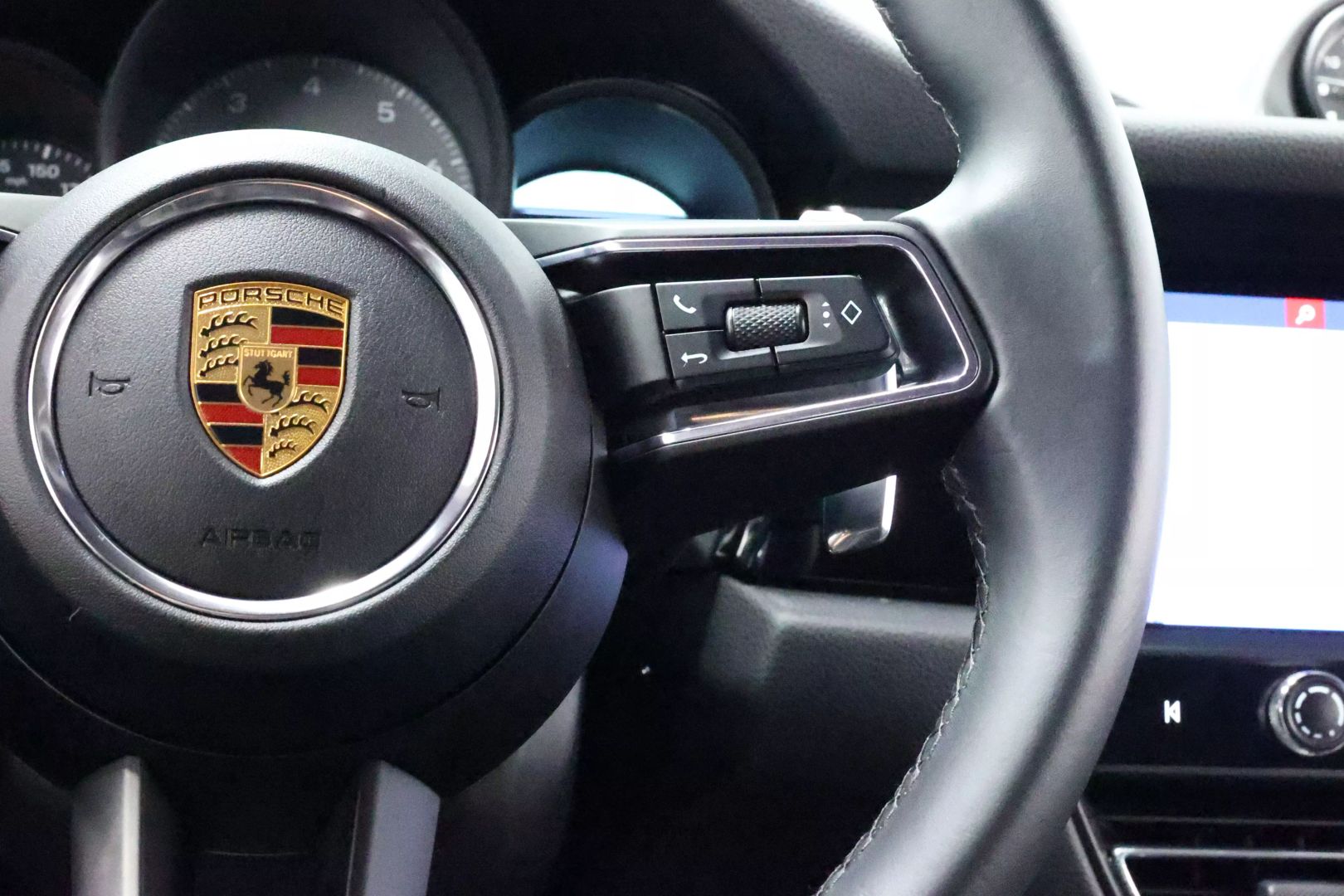 2022 Porsche Macan - Image 26