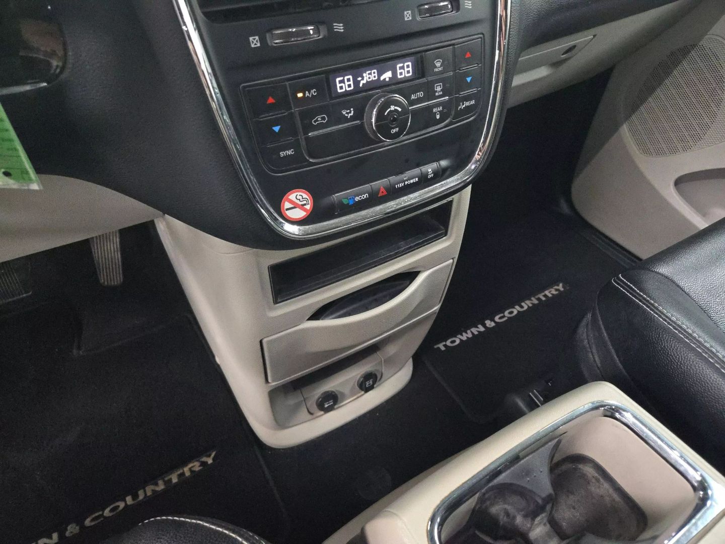 2015 Chrysler Town & Country - Image 15