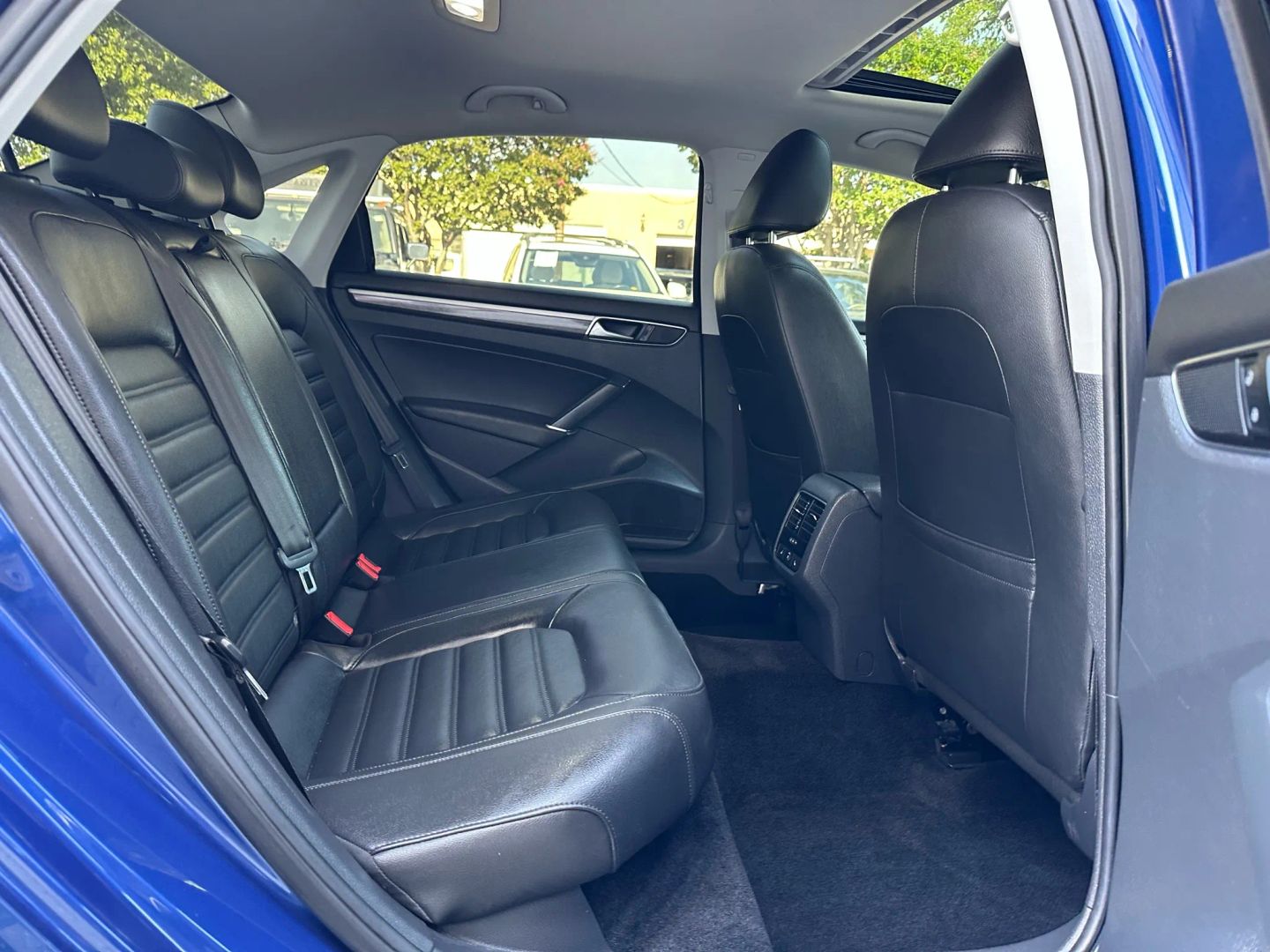 2017 Volkswagen Passat - Image 25