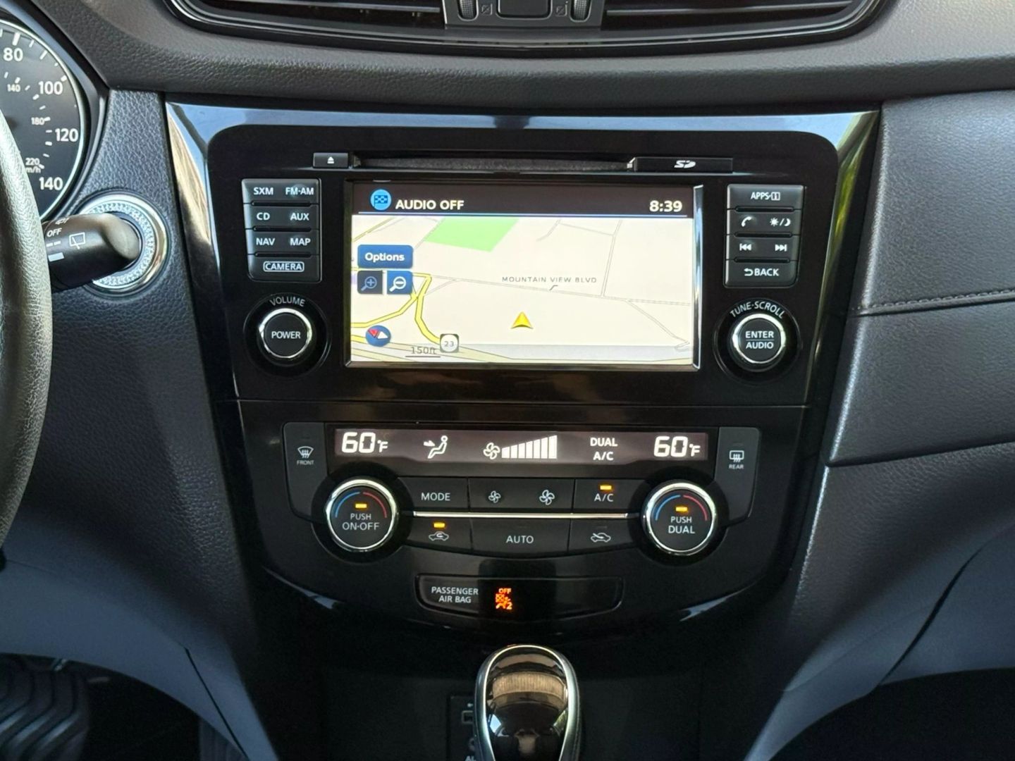 2017 Nissan Rogue - Image 28