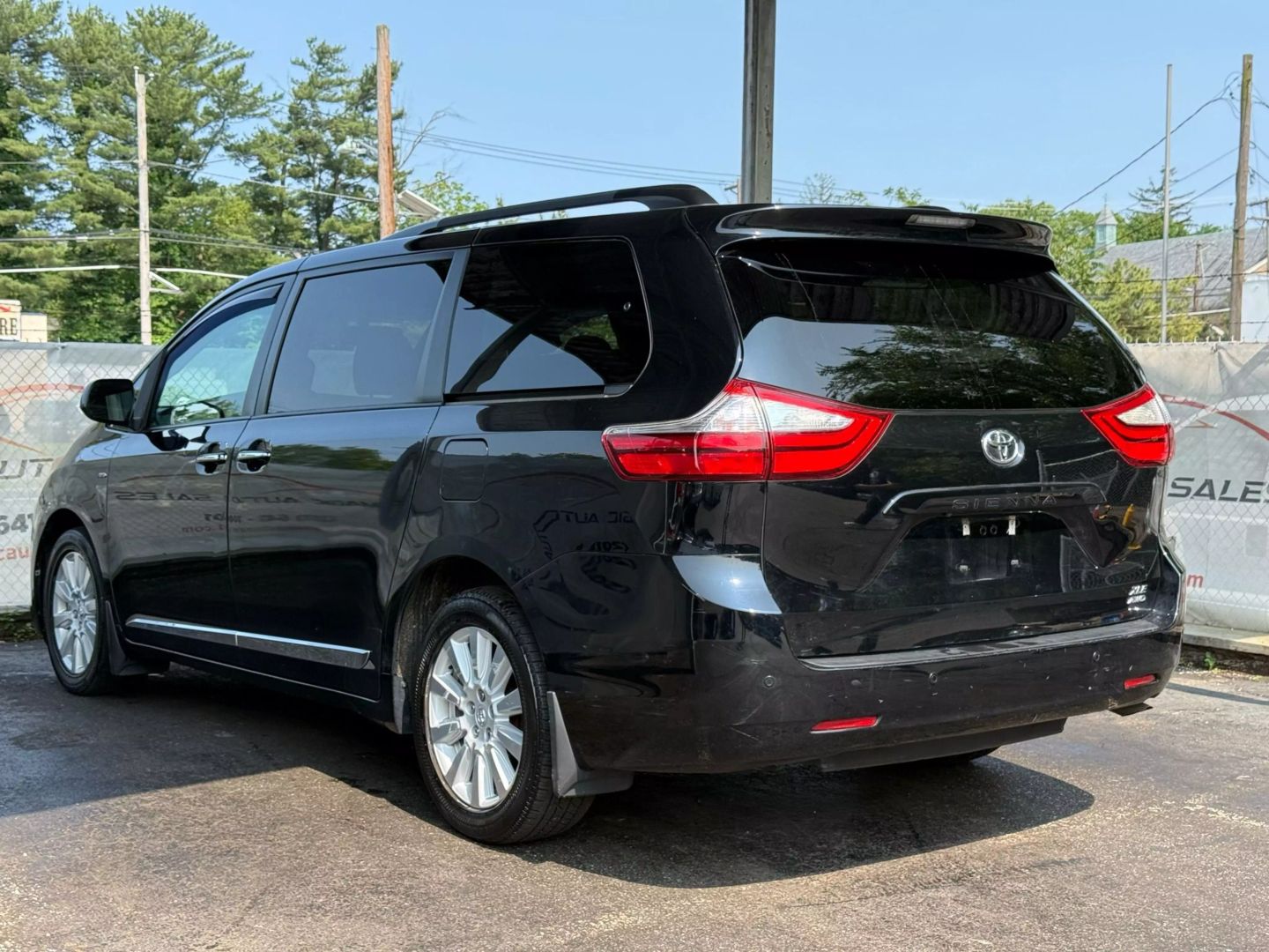 2017 Toyota Sienna - Image 9
