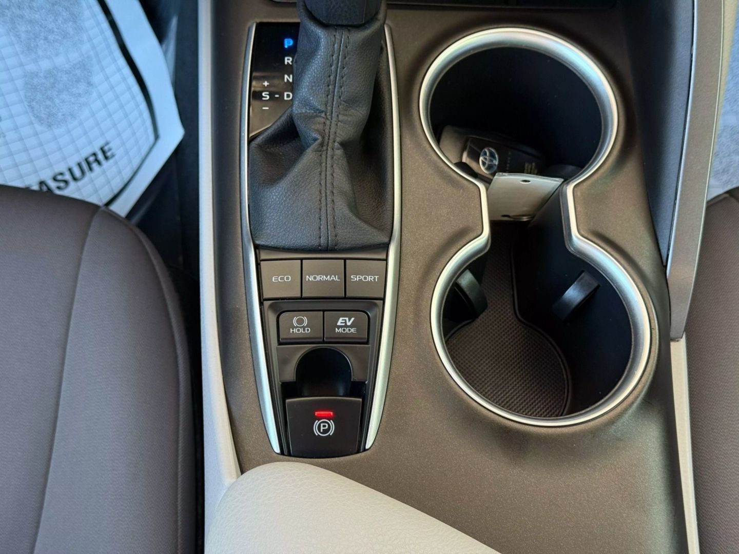 2022 Toyota Camry Hybrid - Image 30