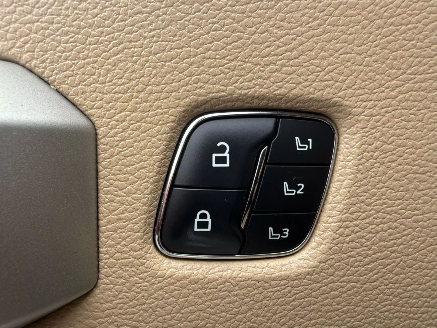 2021 Ford F250 Super Duty Crew Cab - Image 12