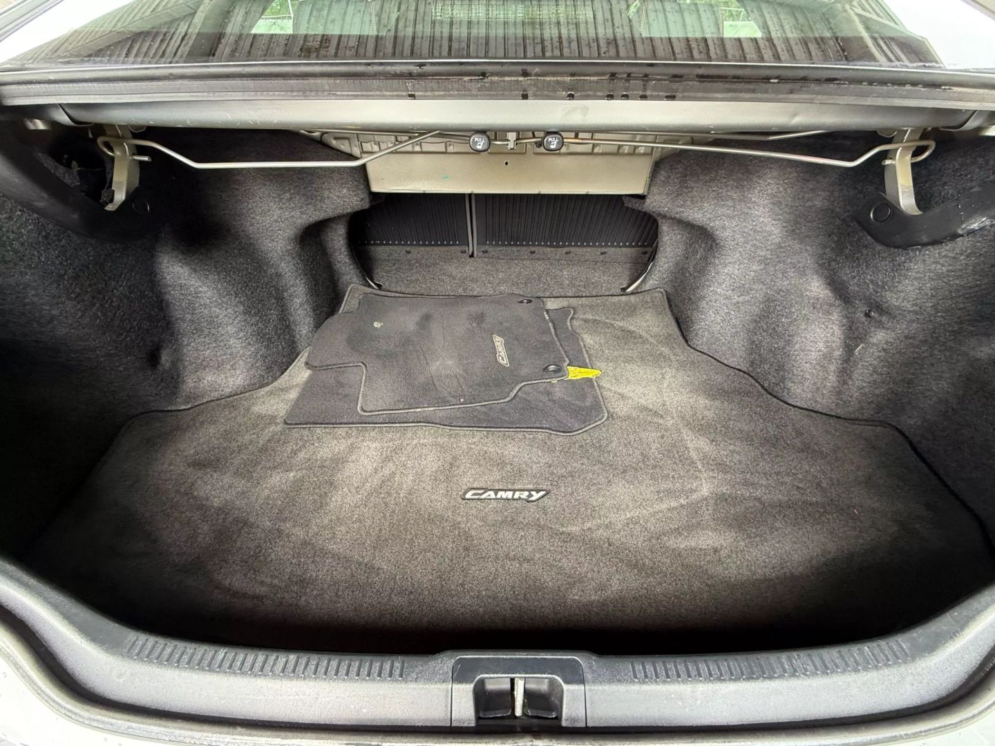 2015 Toyota Camry - Image 20