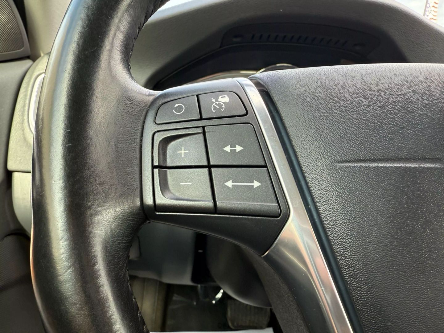 2016 Volvo S60 - Image 30