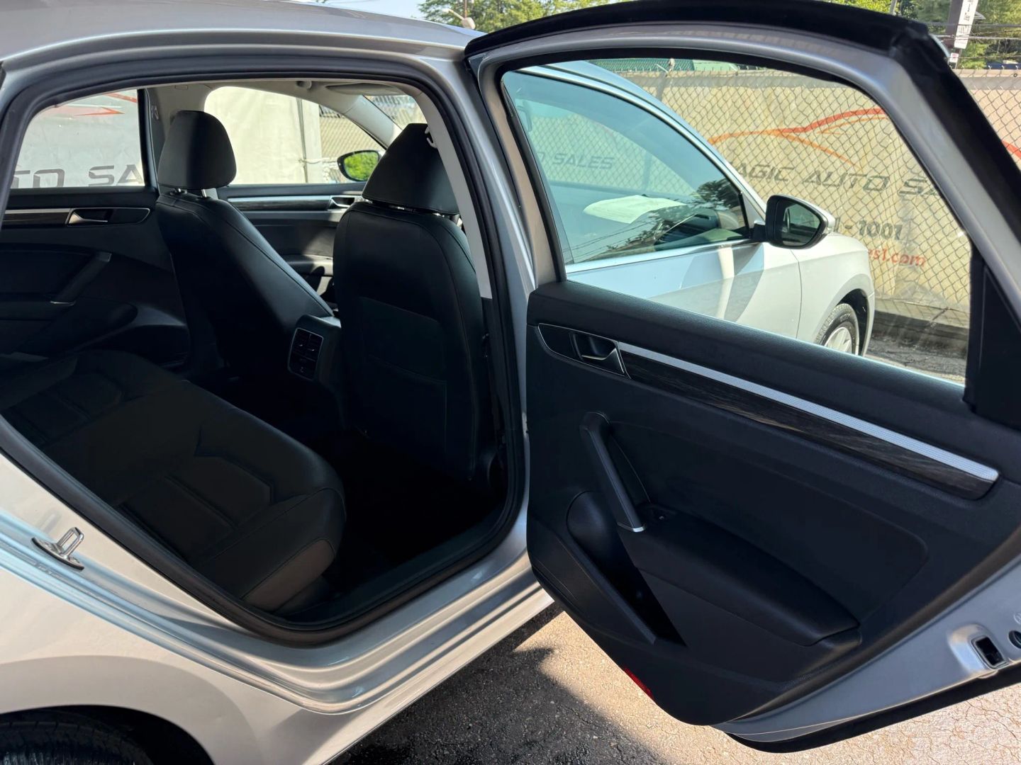 2018 Volkswagen Passat - Image 21