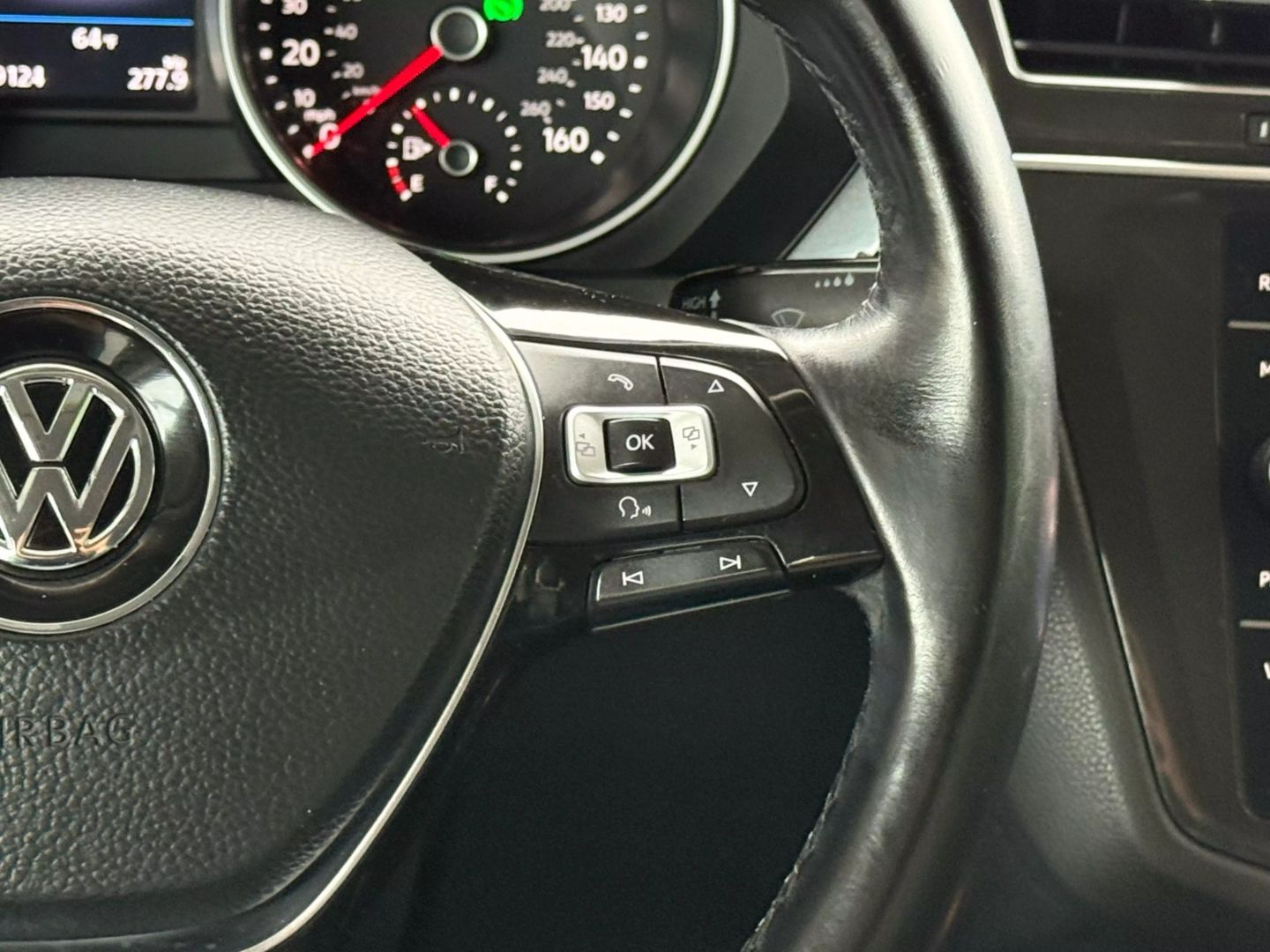 2018 Volkswagen Tiguan - Image 35