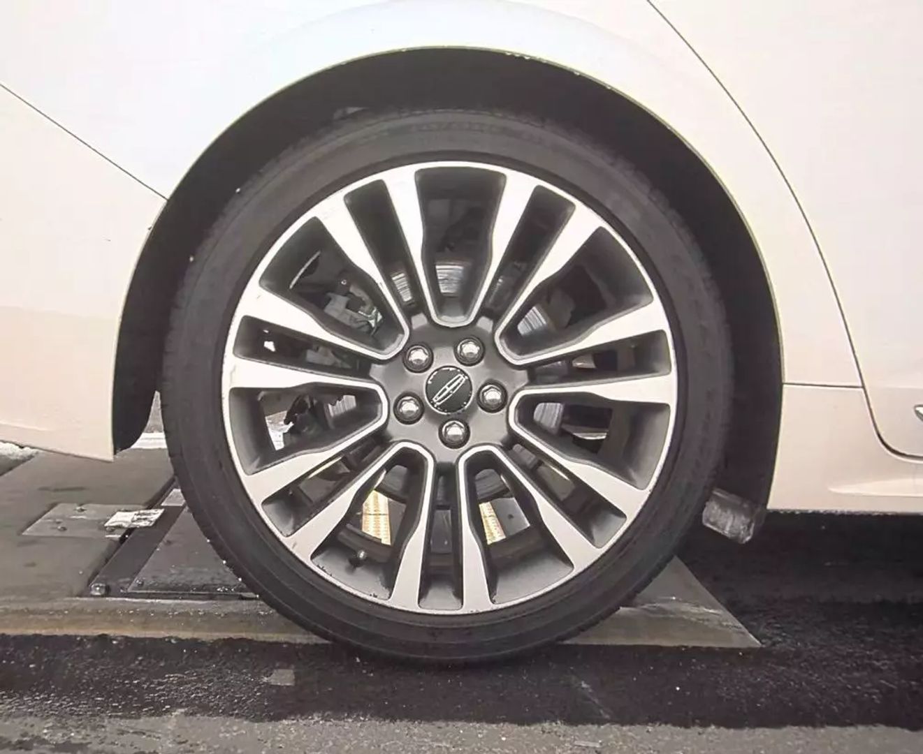 2018 Lincoln Continental - Image 11