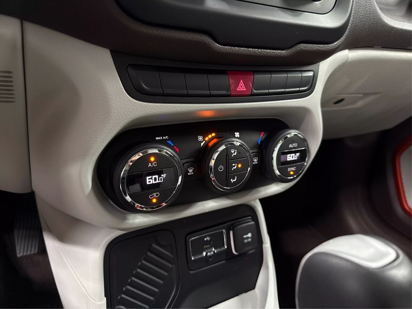2015 Jeep Renegade - Image 21