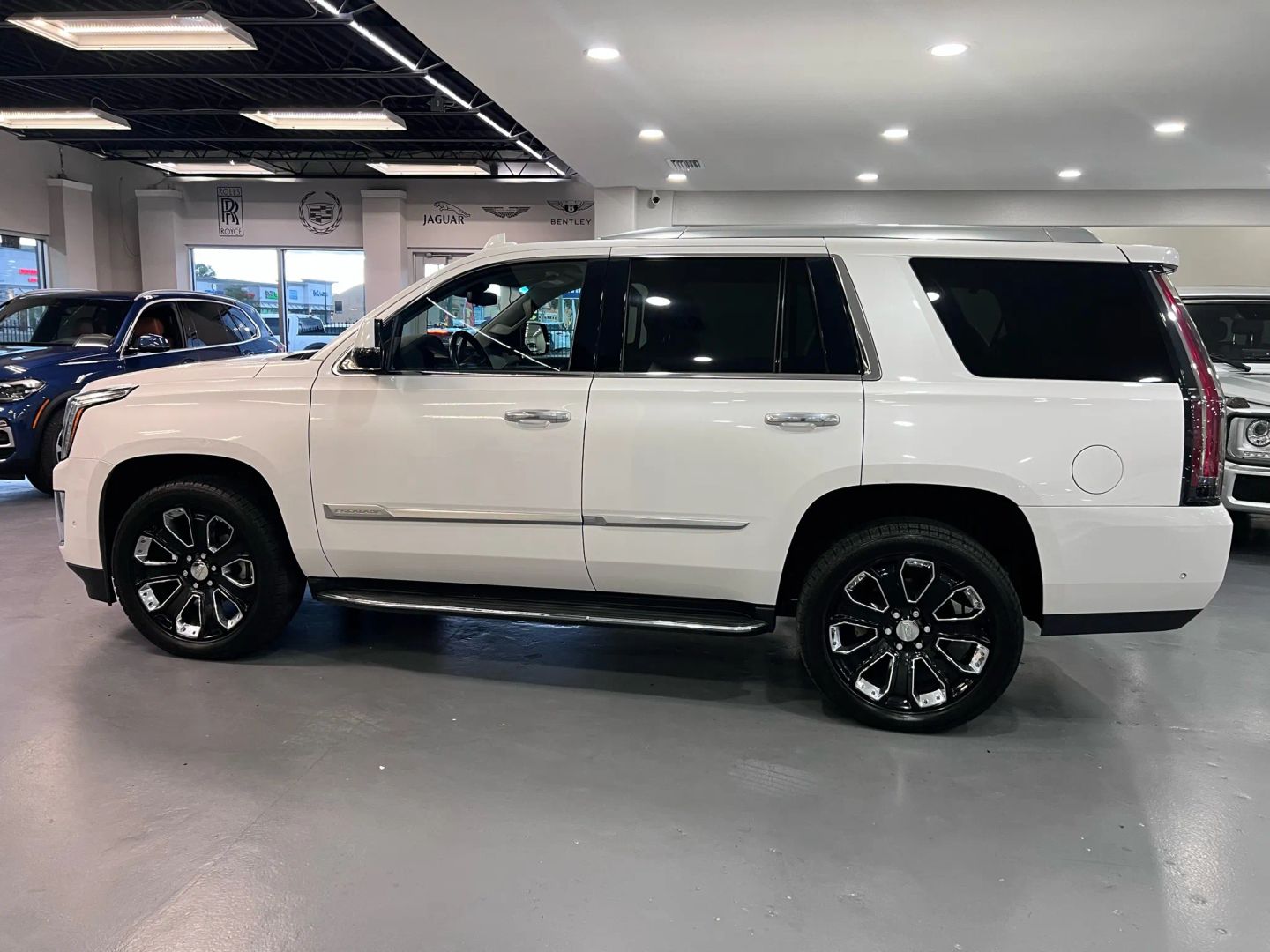 2019 Cadillac Escalade Luxury Sport Utility 4d - Image 5