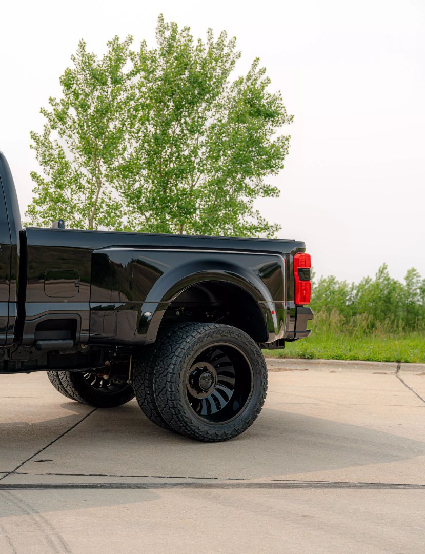 2024 Ford F350 Super Duty Crew Cab - Image 4