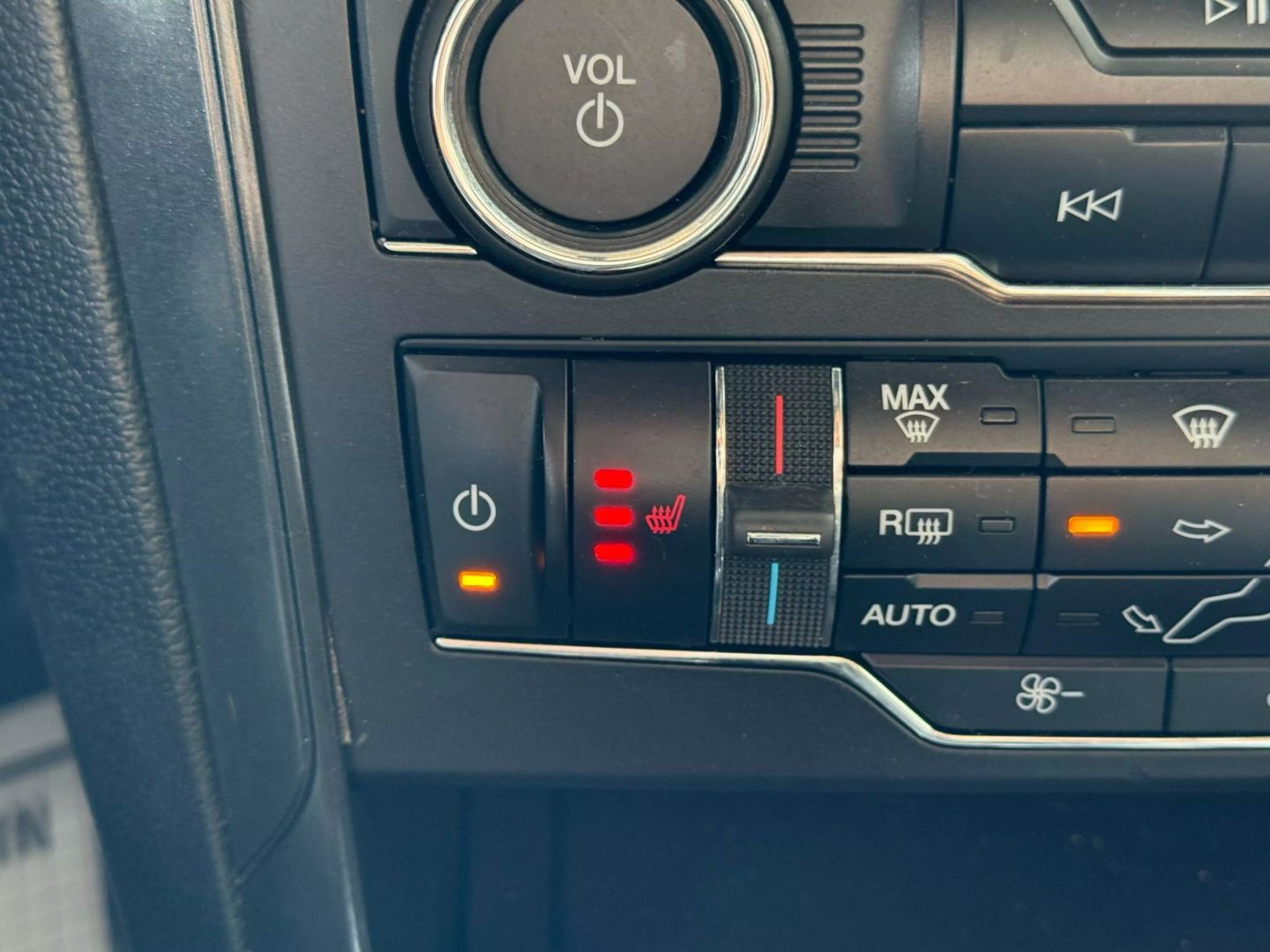 2019 Ford Explorer - Image 29