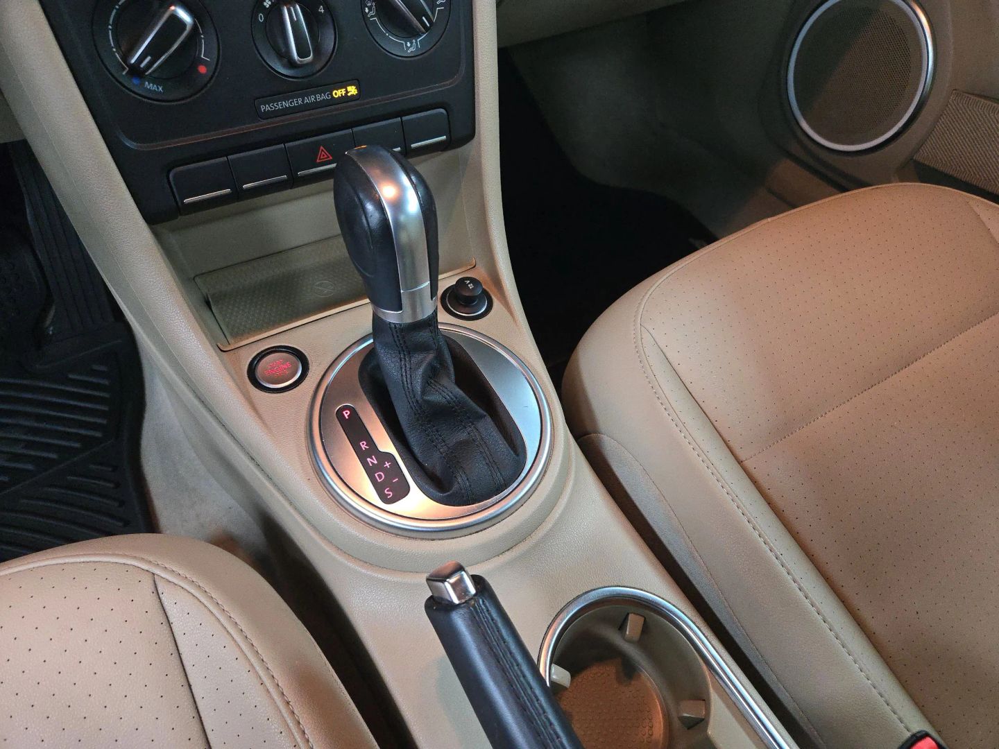 2015 Volkswagen Beetle - Image 24