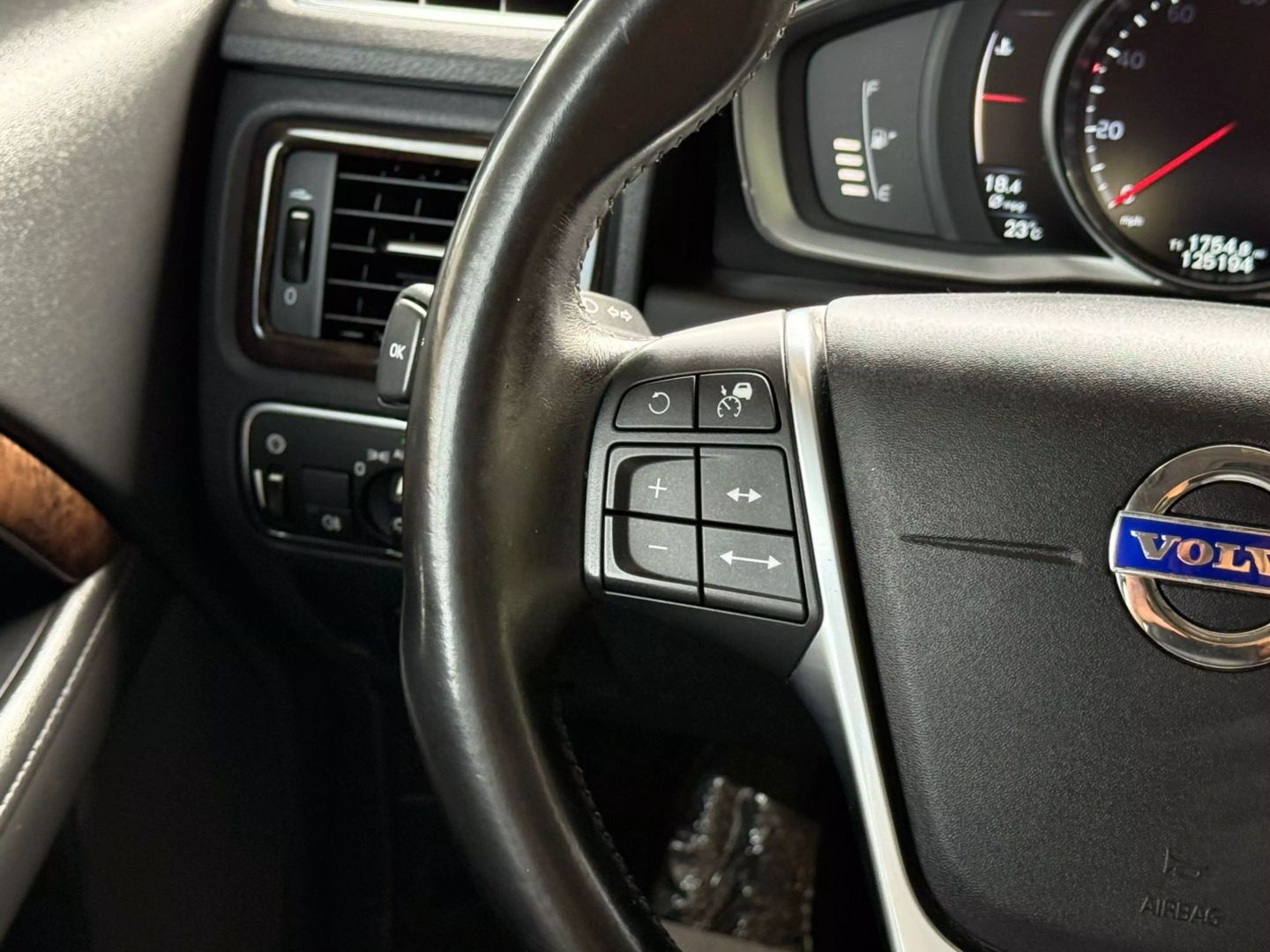 2016 Volvo Xc70 - Image 34