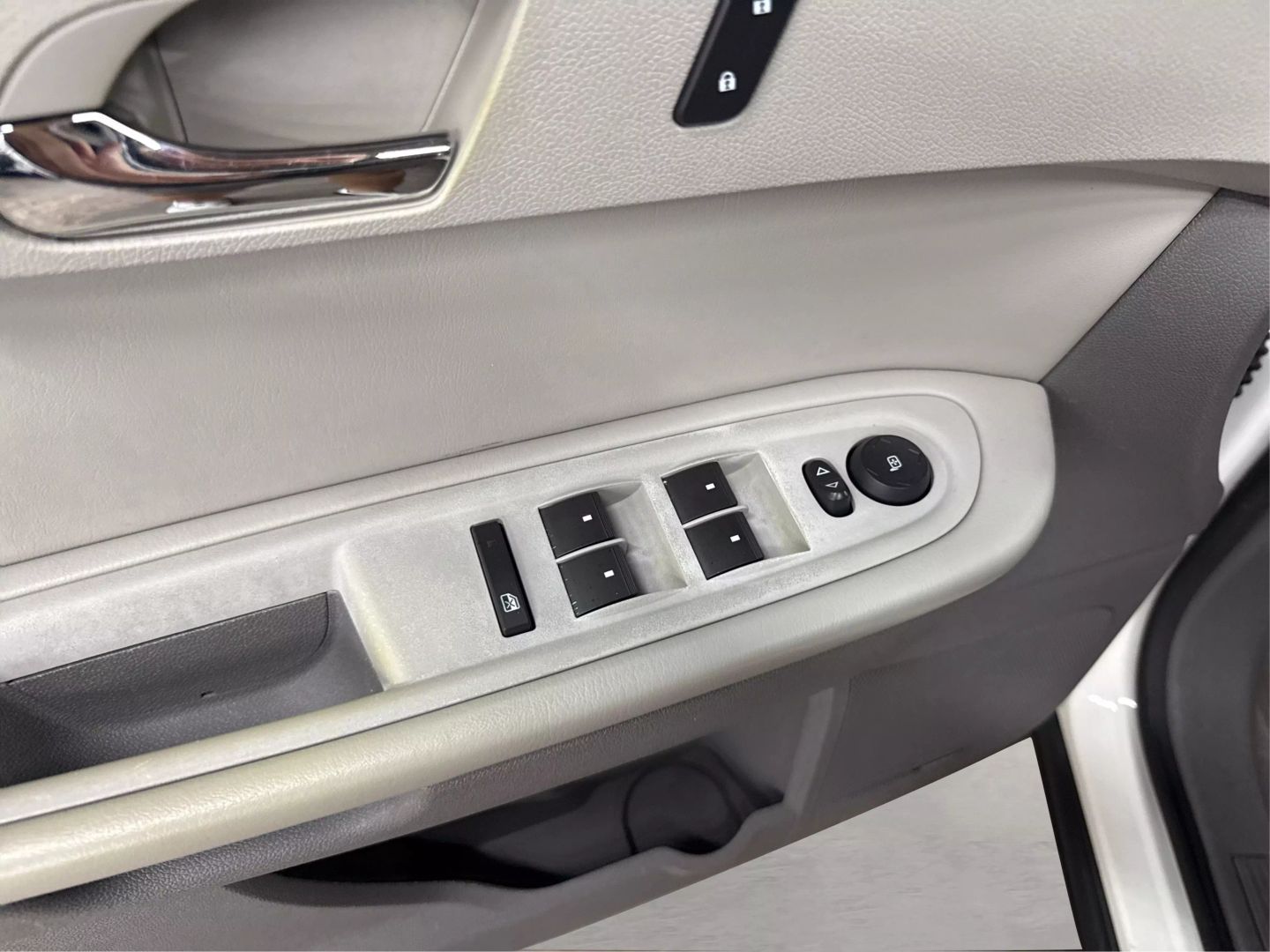 2011 Chevrolet Traverse - Image 26