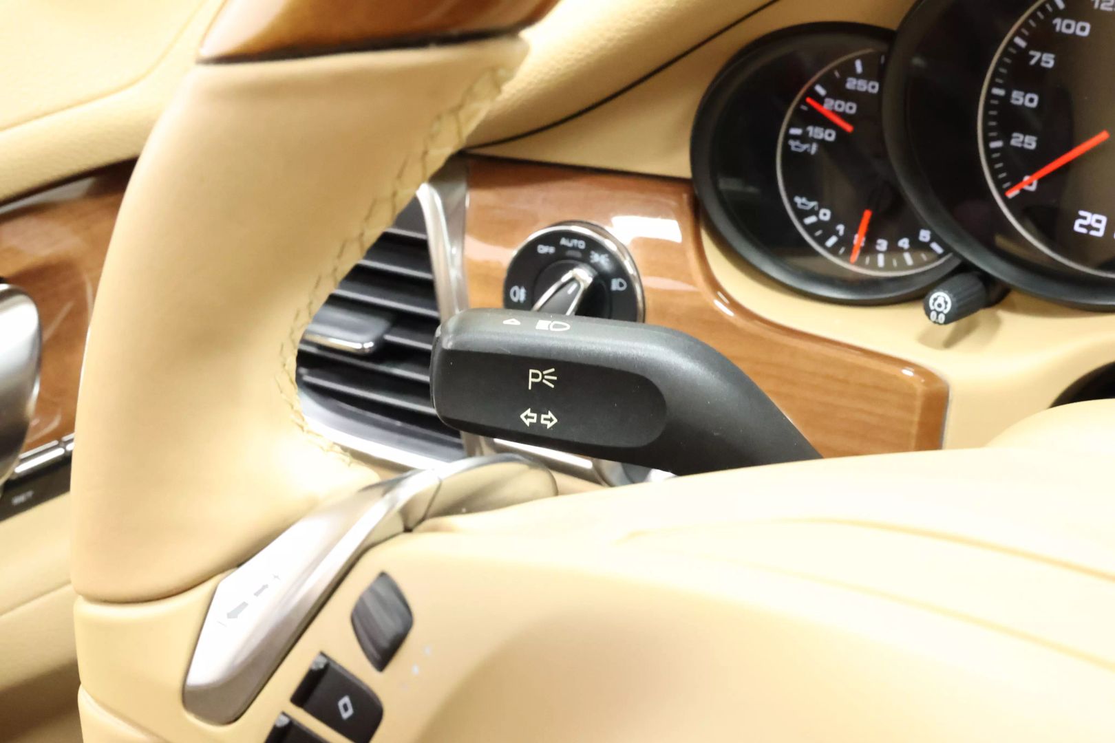 2014 Porsche Panamera - Image 24