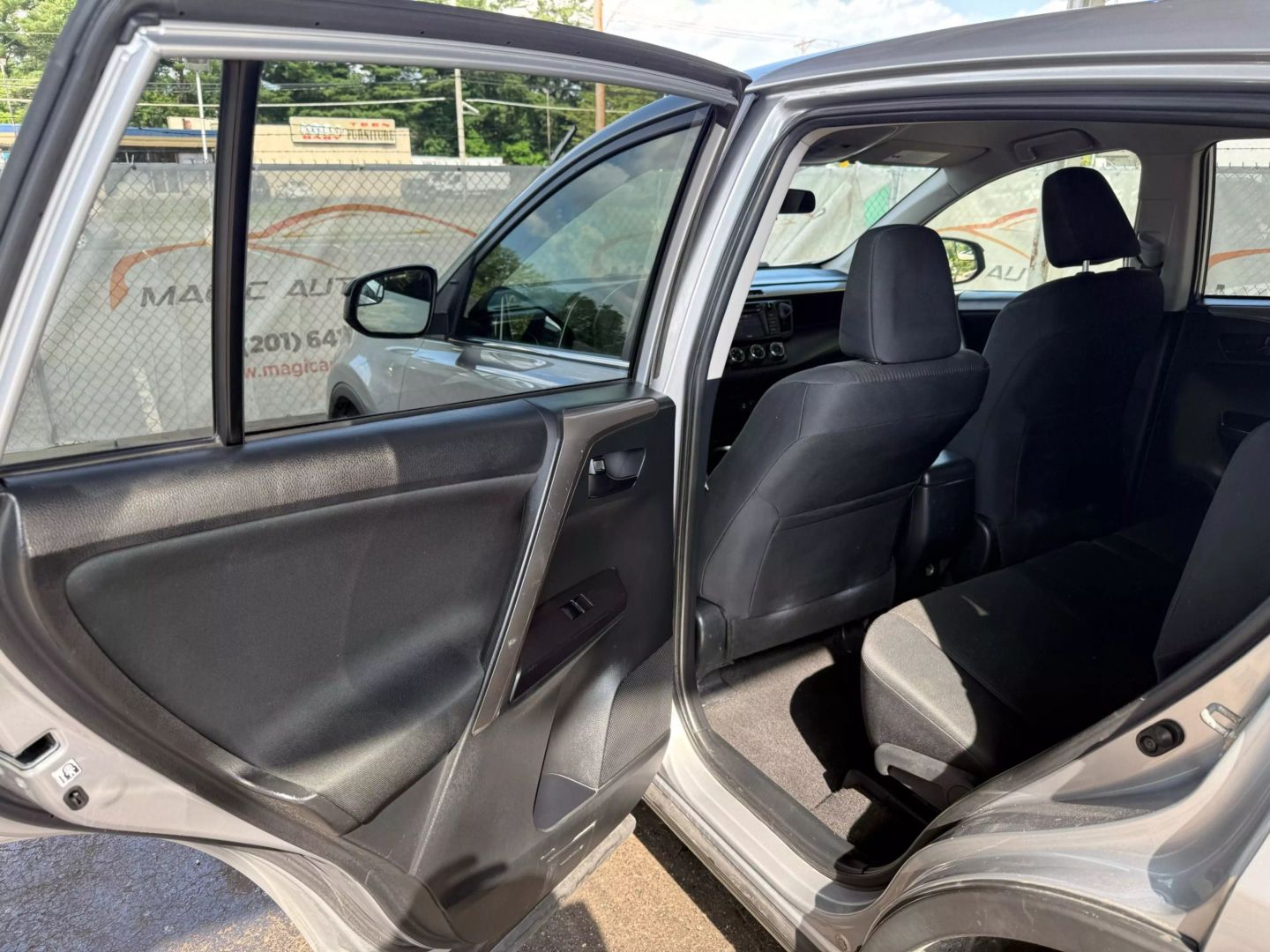2018 Toyota Rav4 - Image 17
