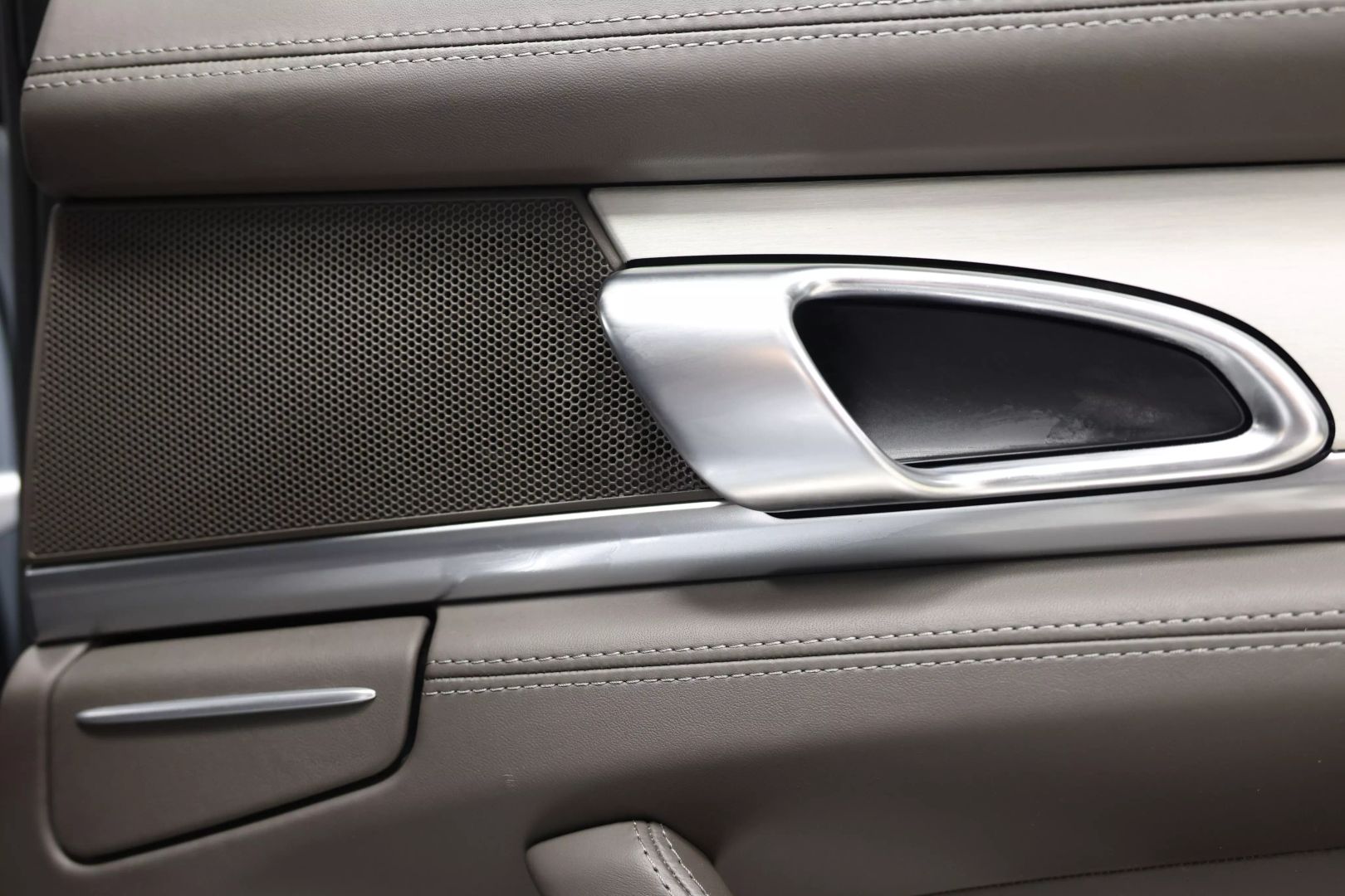 2014 Porsche Panamera - Image 80