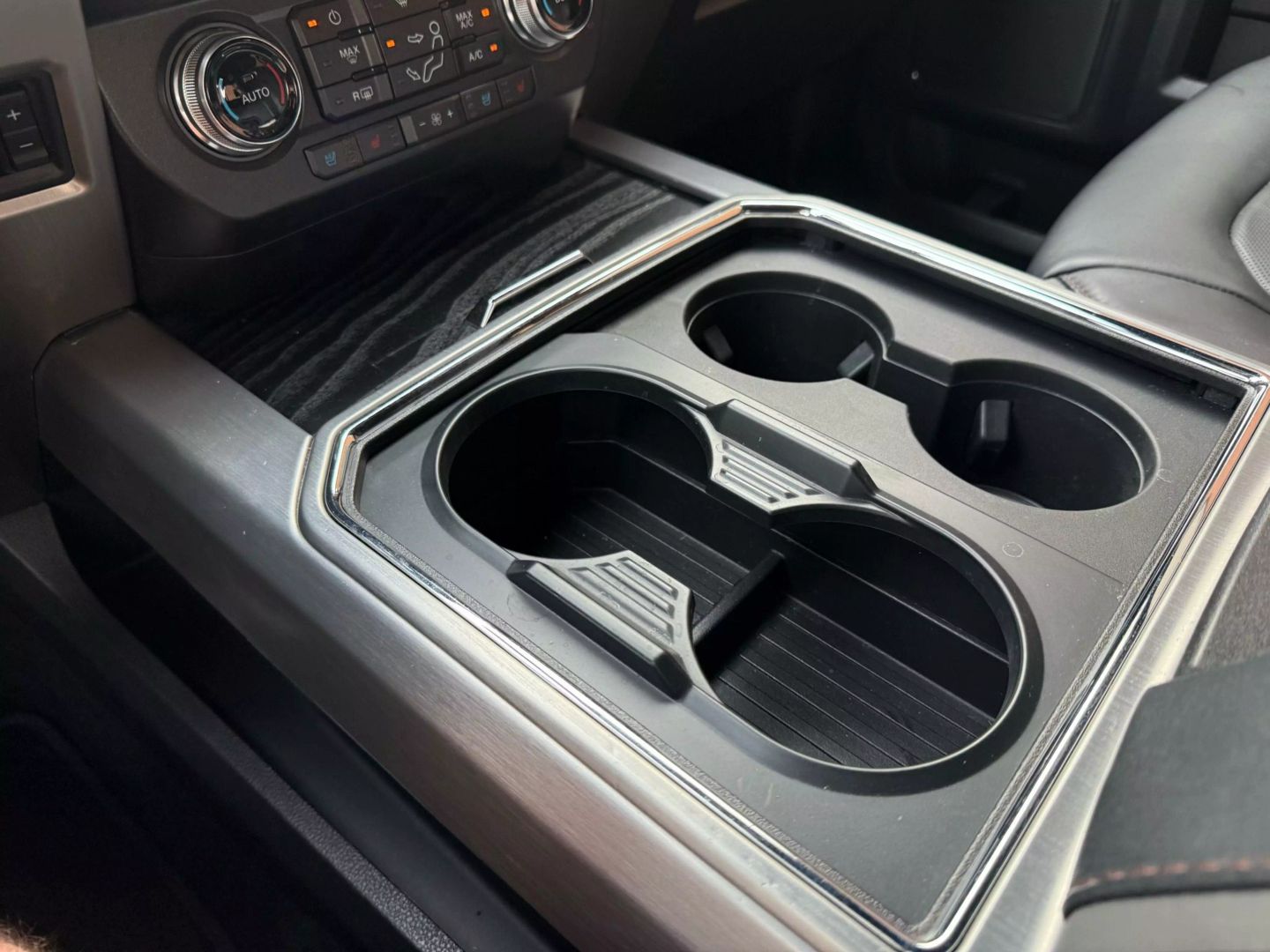 2019 Ford F350 Super Duty Crew Cab - Image 39