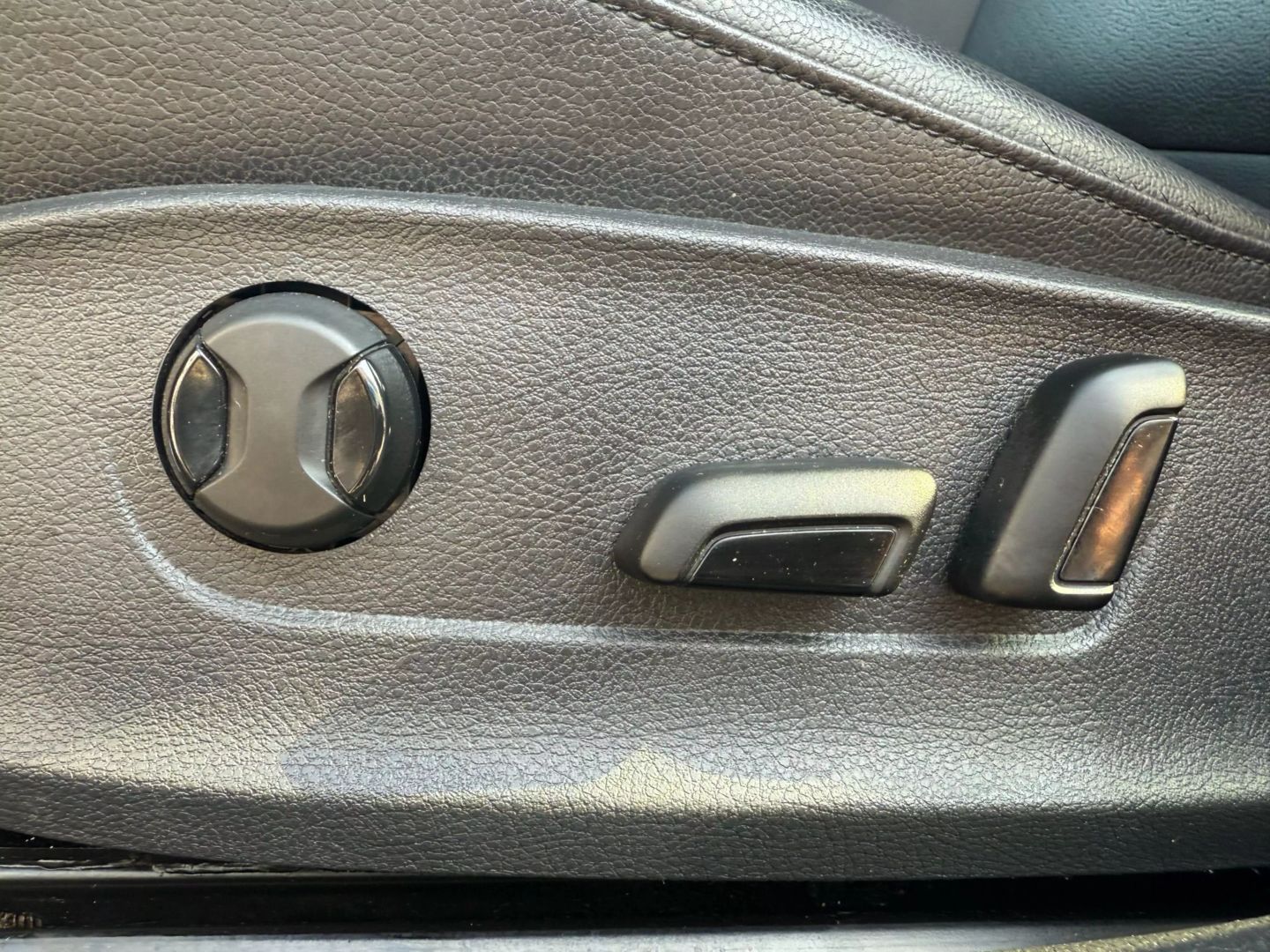 2017 Volkswagen Passat - Image 18