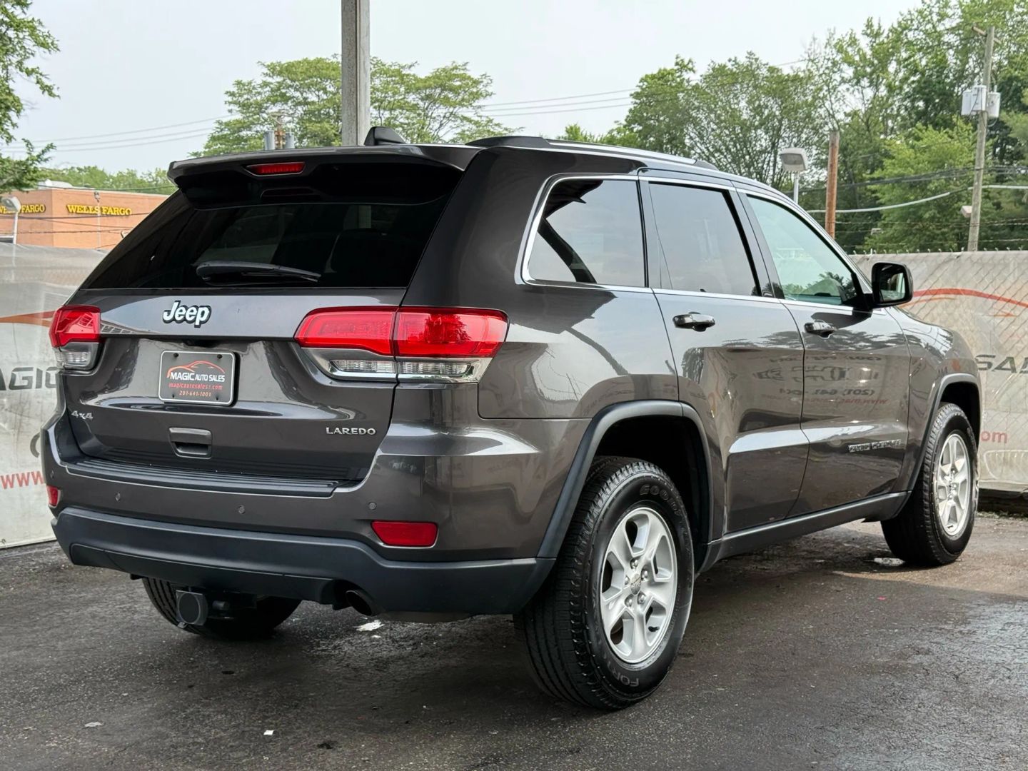 2017 Jeep Grand Cherokee - Image 11