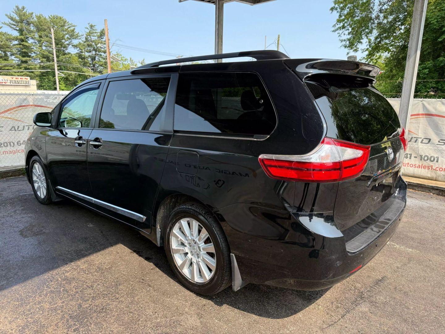 2017 Toyota Sienna - Image 13