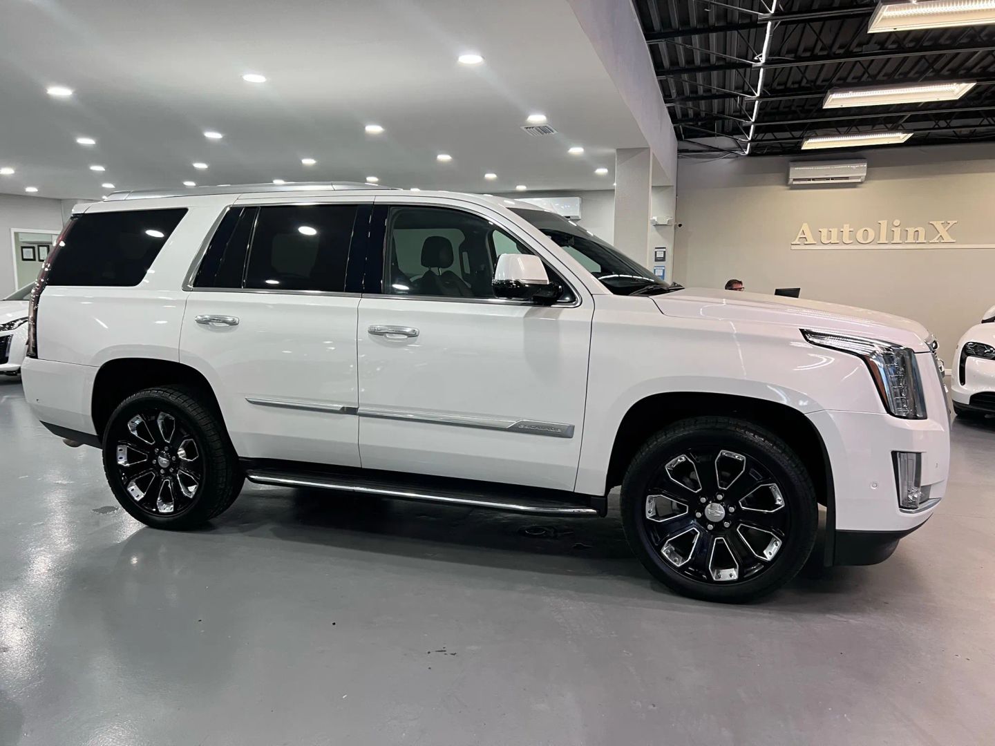 2019 Cadillac Escalade Luxury Sport Utility 4d - Image 9