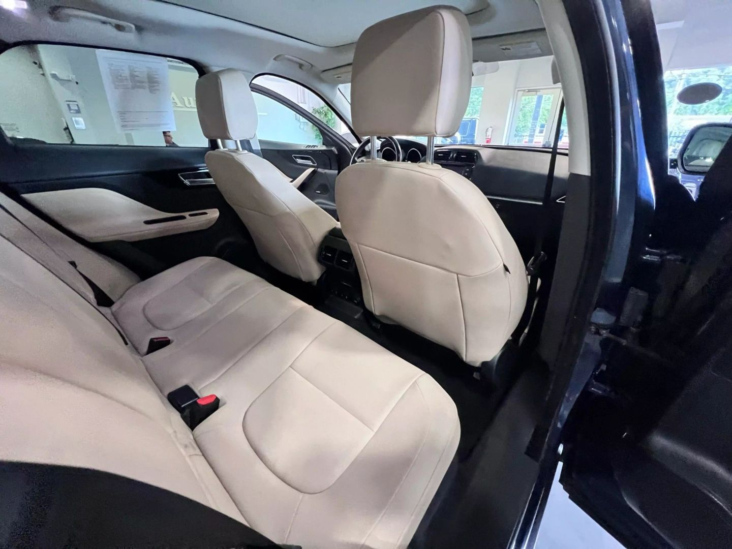 2018 Jaguar F-pace 25t Premium Sport Utility 4d - Image 25