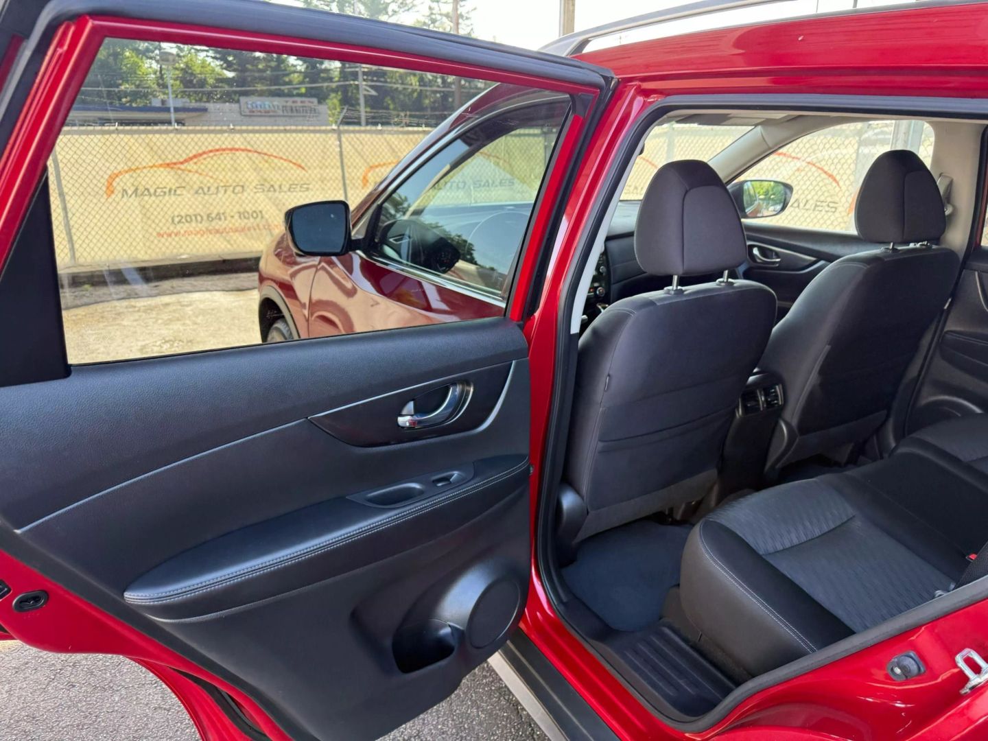 2017 Nissan Rogue - Image 17