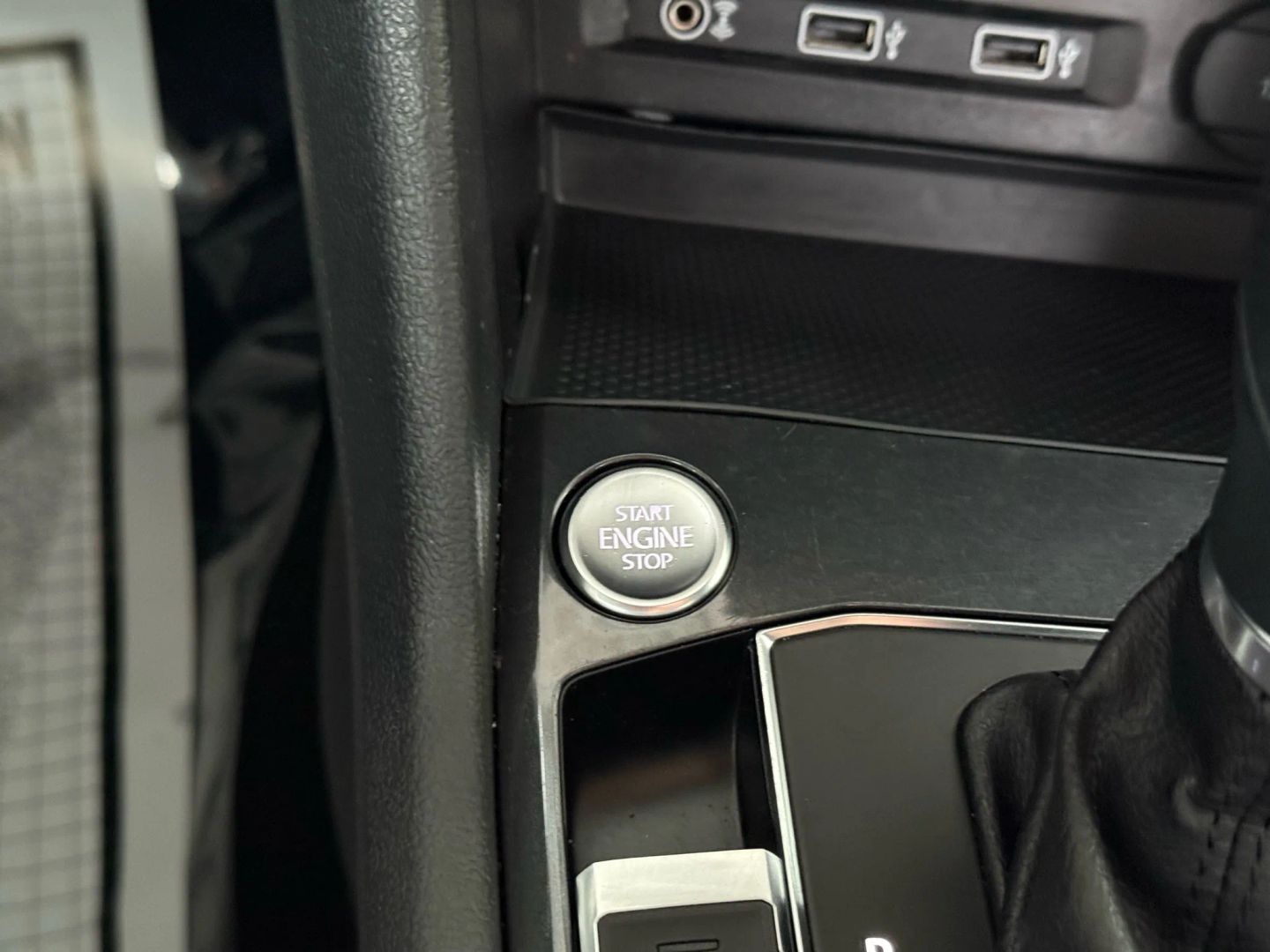 2018 Volkswagen Tiguan - Image 31