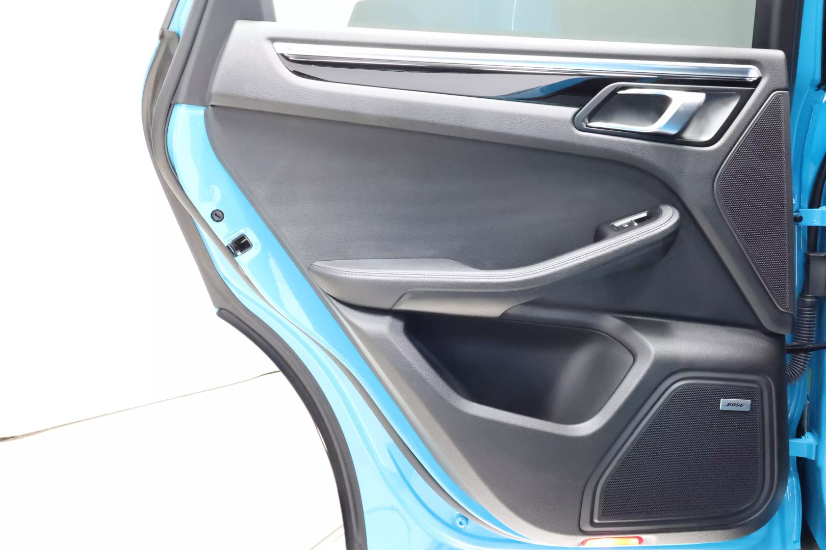 2022 Porsche Macan - Image 43