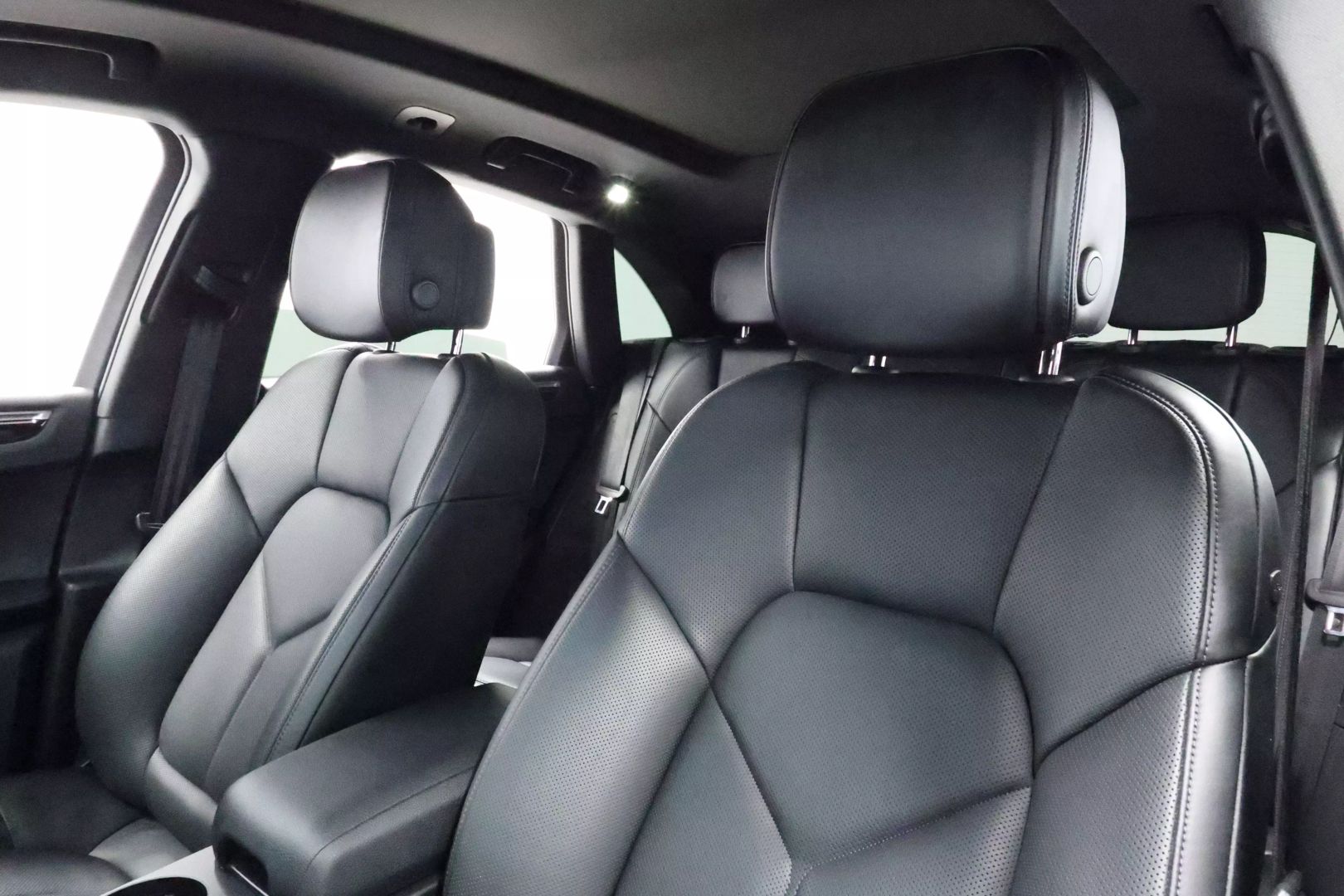 2022 Porsche Macan - Image 19