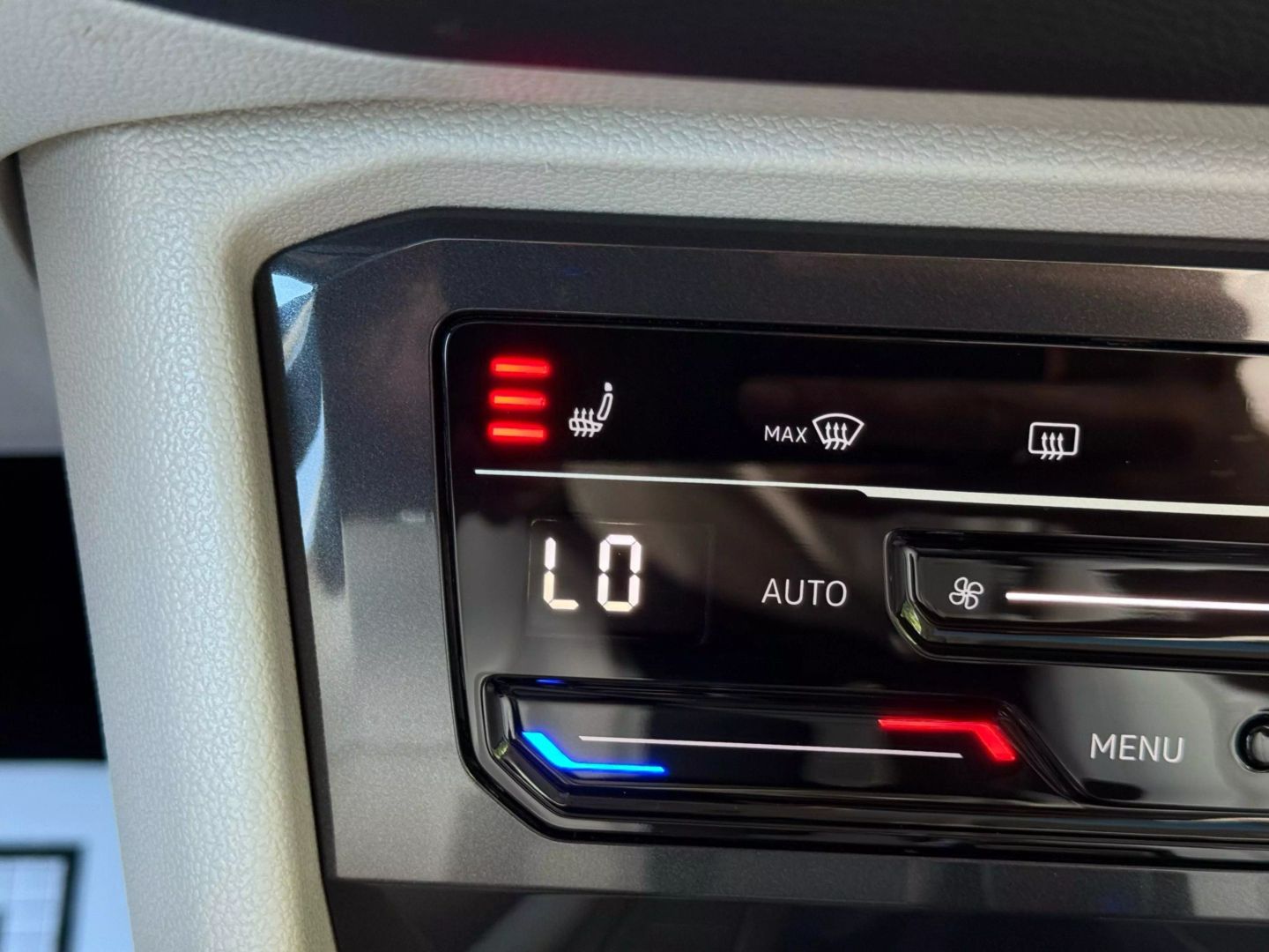 2022 Volkswagen Tiguan - Image 29