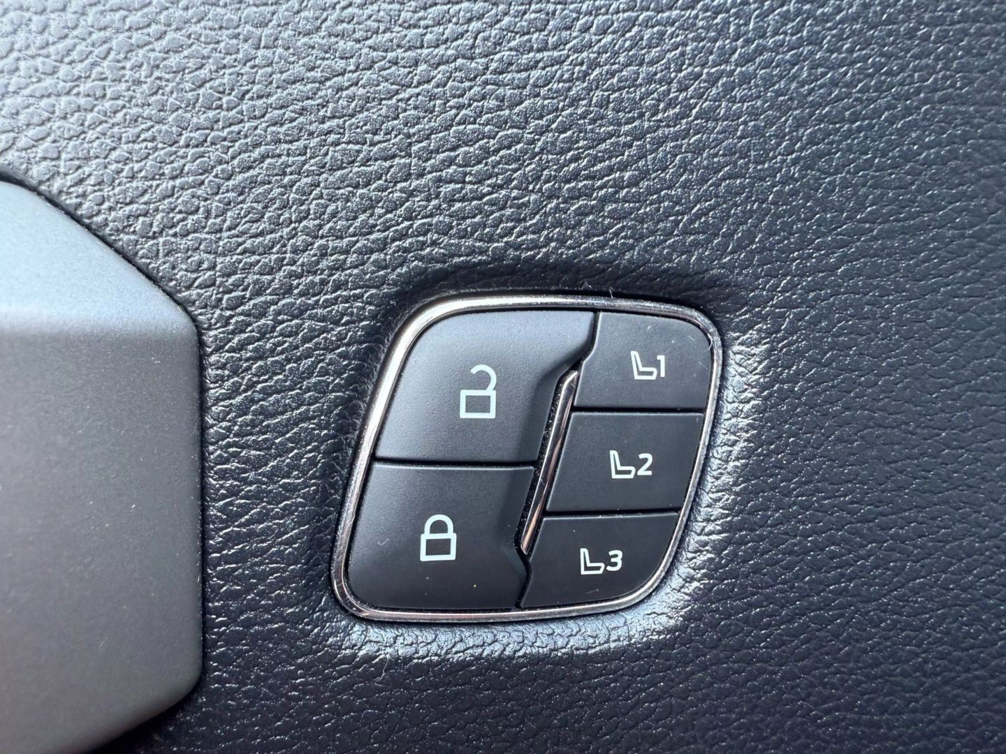 2020 Ford F250 Super Duty Crew Cab - Image 12
